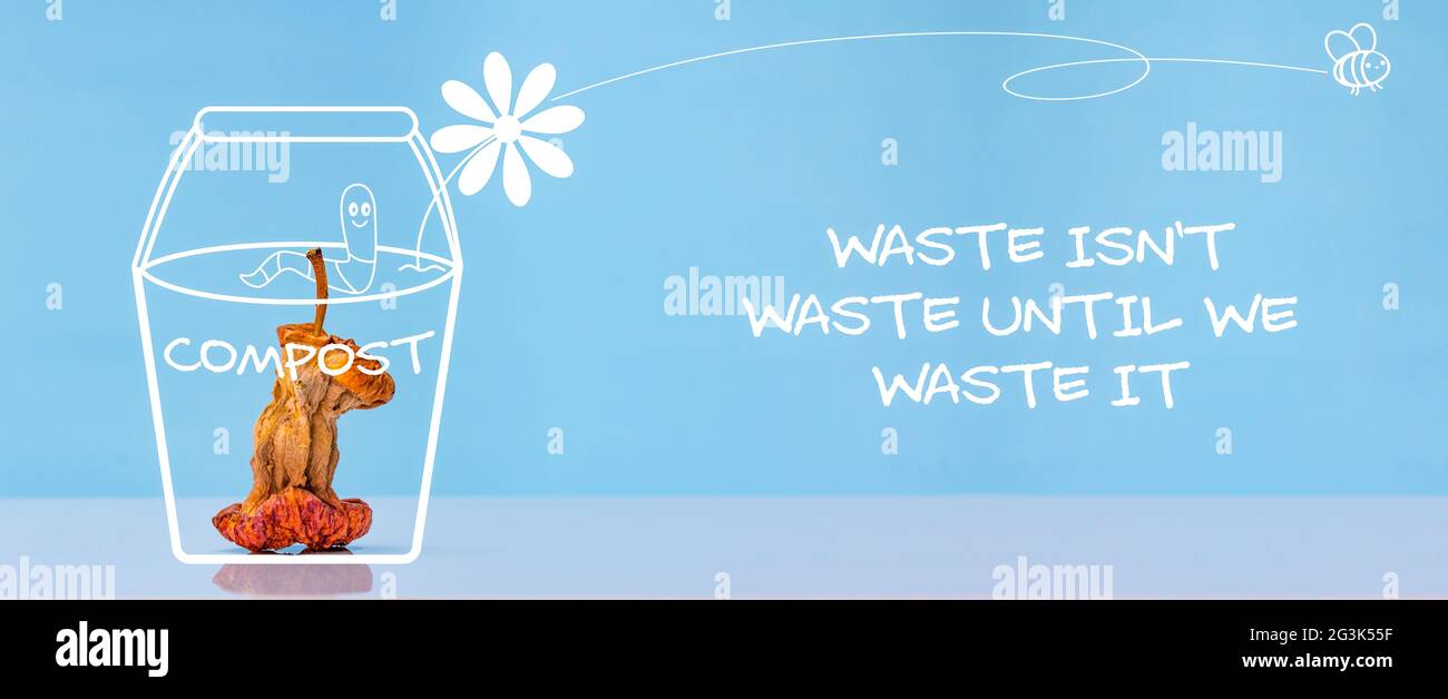 El núcleo de Apple en el cubo de compost, foto ilustración, la basura no es la basura hasta que la desperdiciamos texto, reciclar la basura de alimentos por composting, cero residuos Foto de stock