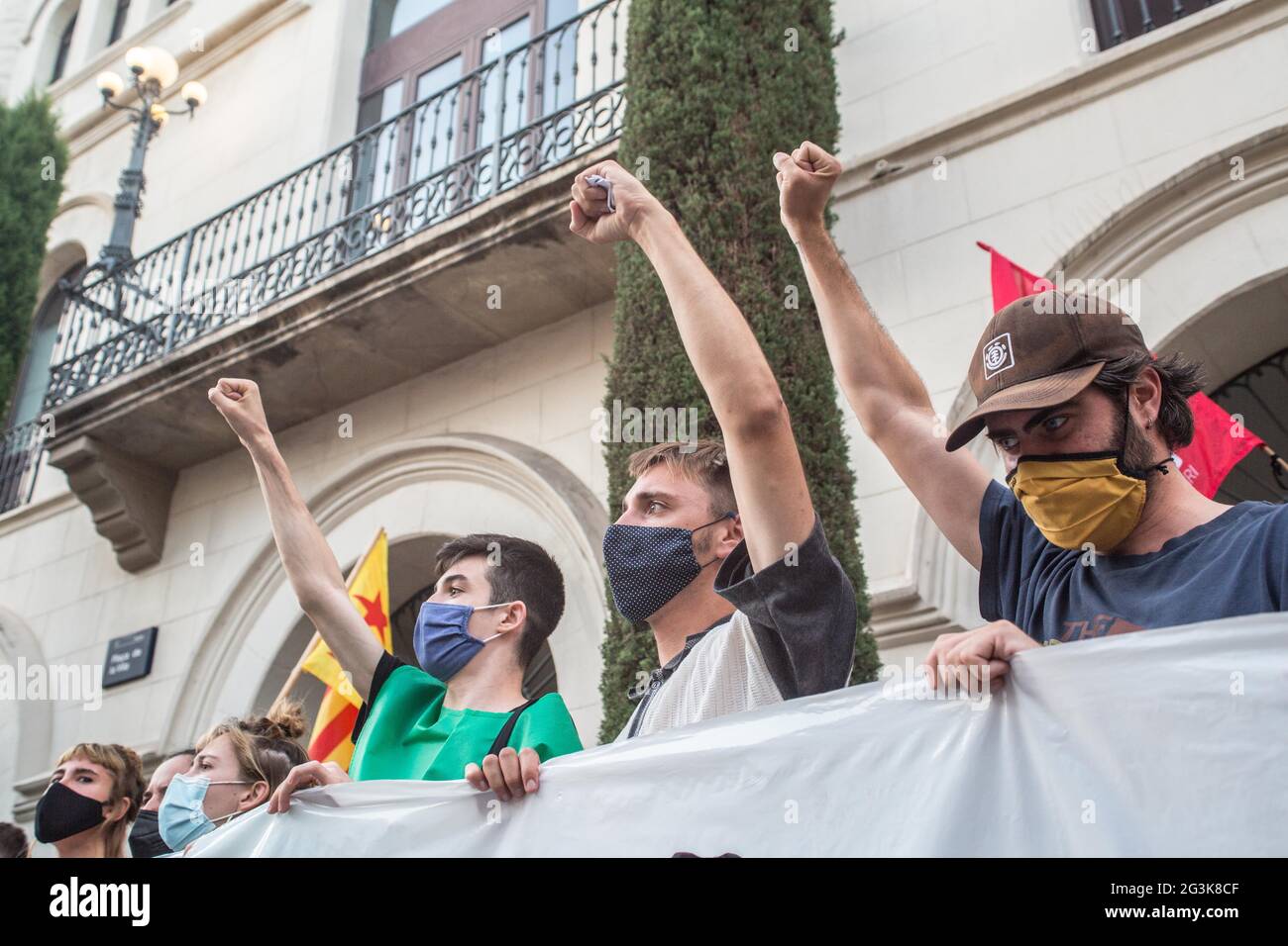 Marcel Vivet (C), con los manifestantes, sostiene una bandera mientras hace gestos durante la manifestación.Cientos de personas se han manifestado en Badalona, una ciudad al lado de Barcelona en solidaridad con Marcel Vivet, Quién ha sido condenado a cinco años de prisión por los incidentes ocurridos en una manifestación de independencia catalana en septiembre de 2018 en Barcelona contra un acto del sindicato de policía, Jusapol (Justicia del Salario Policial). Vivet ha sido juzgado por un delito de desorden público y ataque contra un agente de la autoridad. A la manifestación asistió Dolors Sabater, diputado del Parlamento de Cat Foto de stock