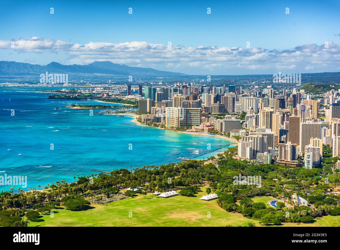 Vista de la ciudad de Honolulu desde el mirador de Diamond Head, paisaje de playa de Waikiki. Viajes a Hawái. Foto de stock