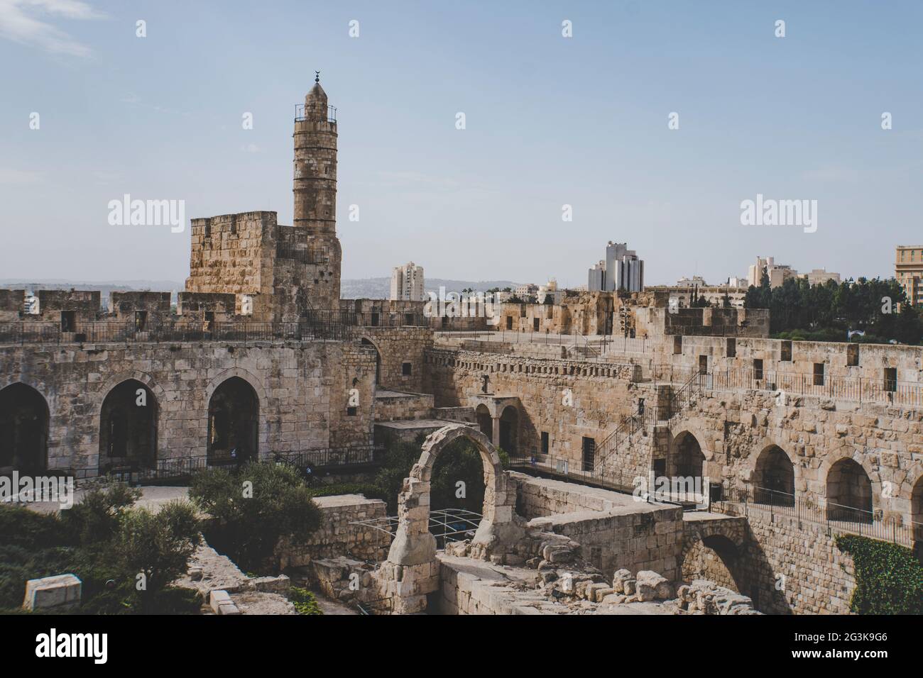 Cerca de la Torre de David y de las murallas de la ciudad vieja de Jerusalén contra el cielo despejado. Antigua ciudadela judía a la entrada de la ciudad vieja de Je Foto de stock