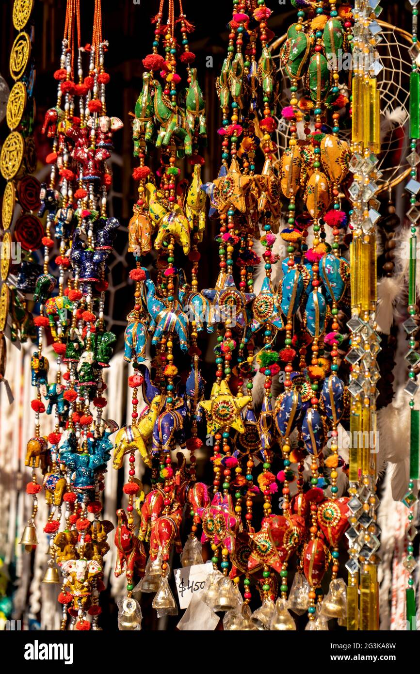 Adornos colgantes con figuras indias y encantos de colores para decorar  interiores. Concepto de arte y decoración Fotografía de stock - Alamy