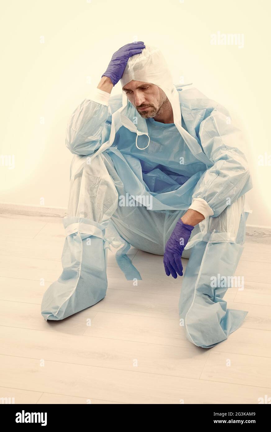 hombre agotado doctor epidemiólogo tiene dolor de cabeza en traje de  protección de seguridad en la cuarentena pandémica coronavirus aislado en  blanco, trabajador médico de laboratorio Fotografía de stock - Alamy