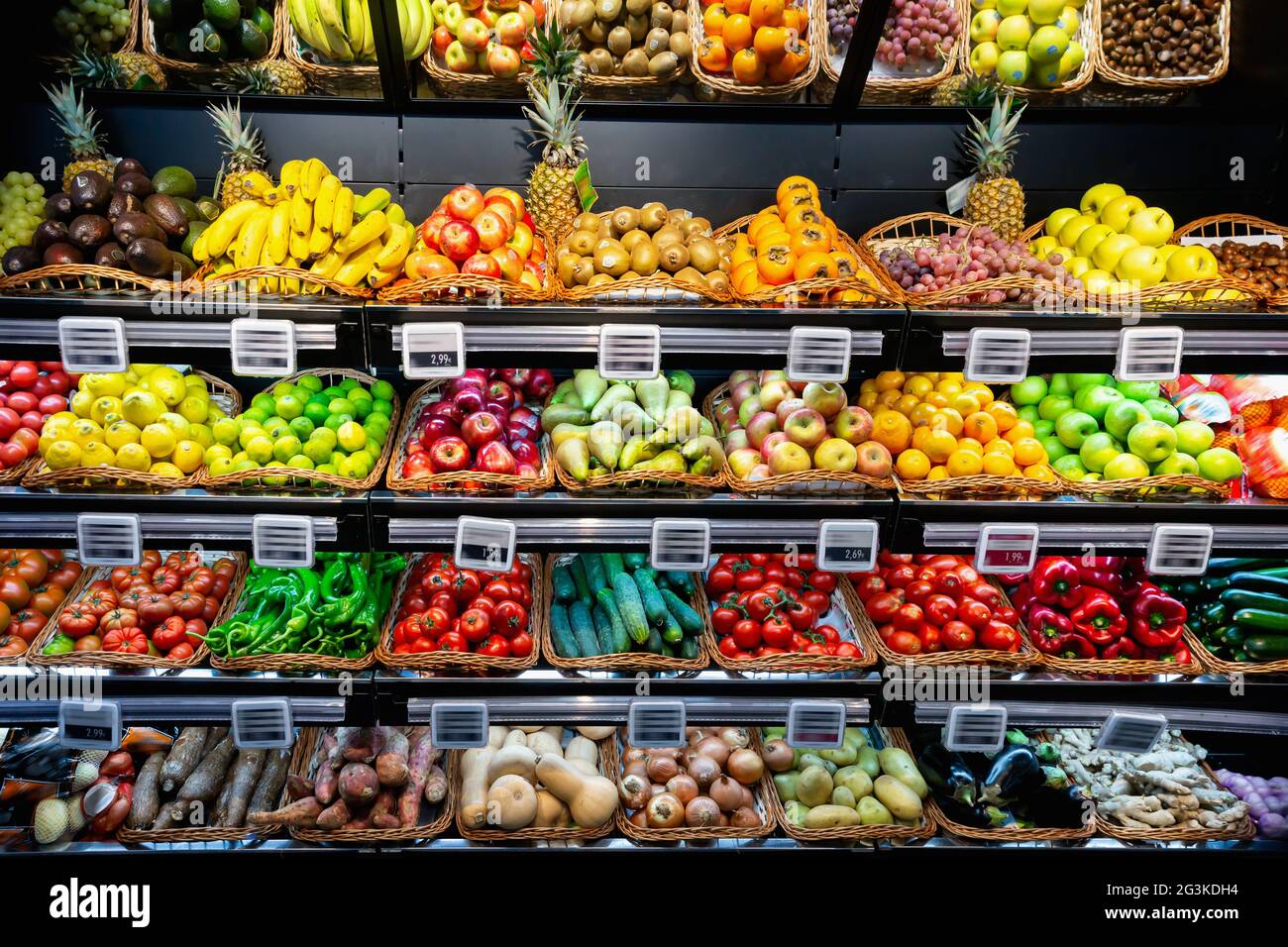 Verduras y frutas en los estantes del supermercado Fotografía de stock -  Alamy