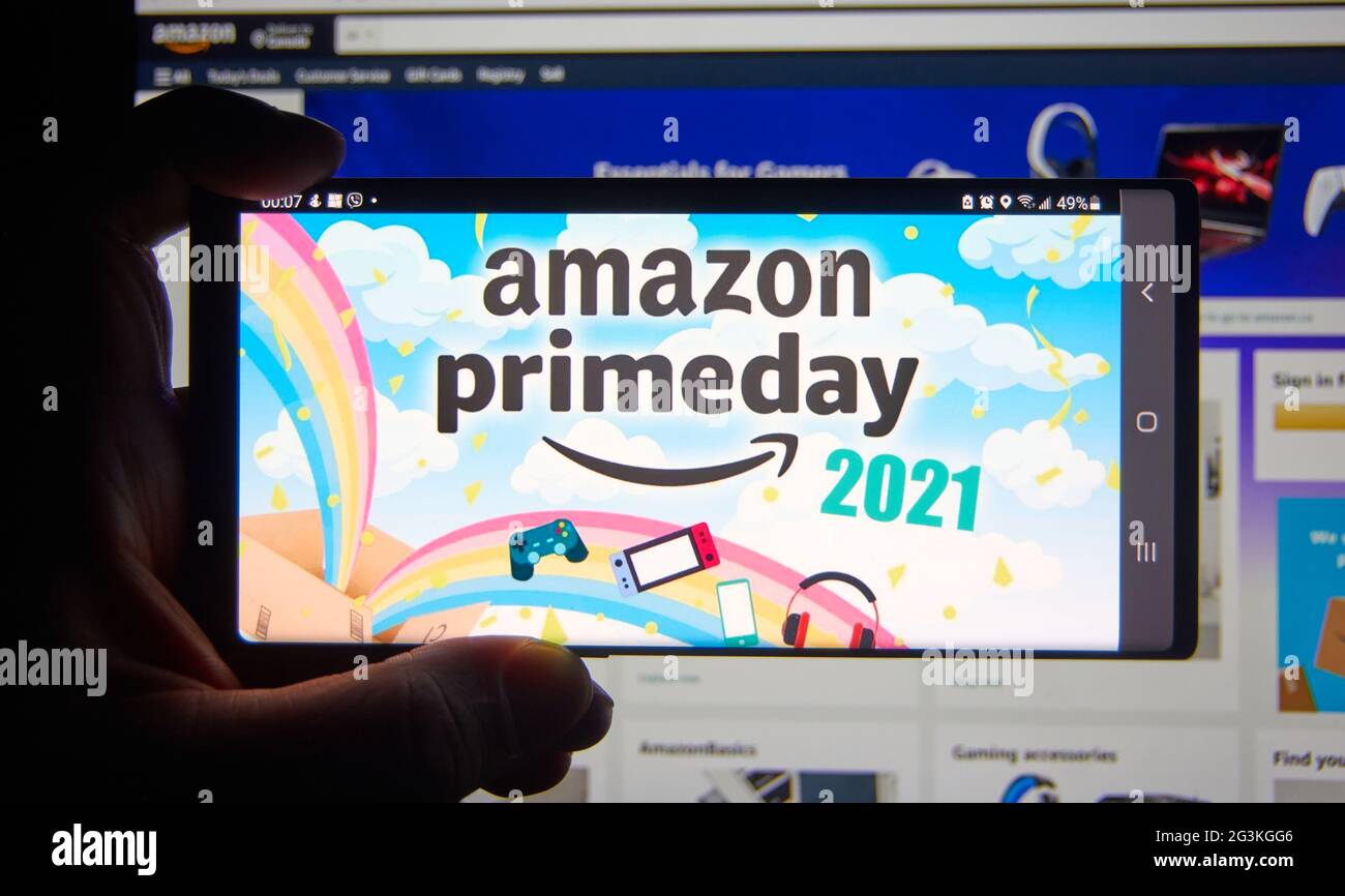 Montreal, Canadá - 17 de junio de 2021: Página del día principal de Amazon en una pantalla telefónica sobre el sitio web de Amazon. Amazon Prime Day es la SU exclusiva para miembros grandes del minorista Foto de stock