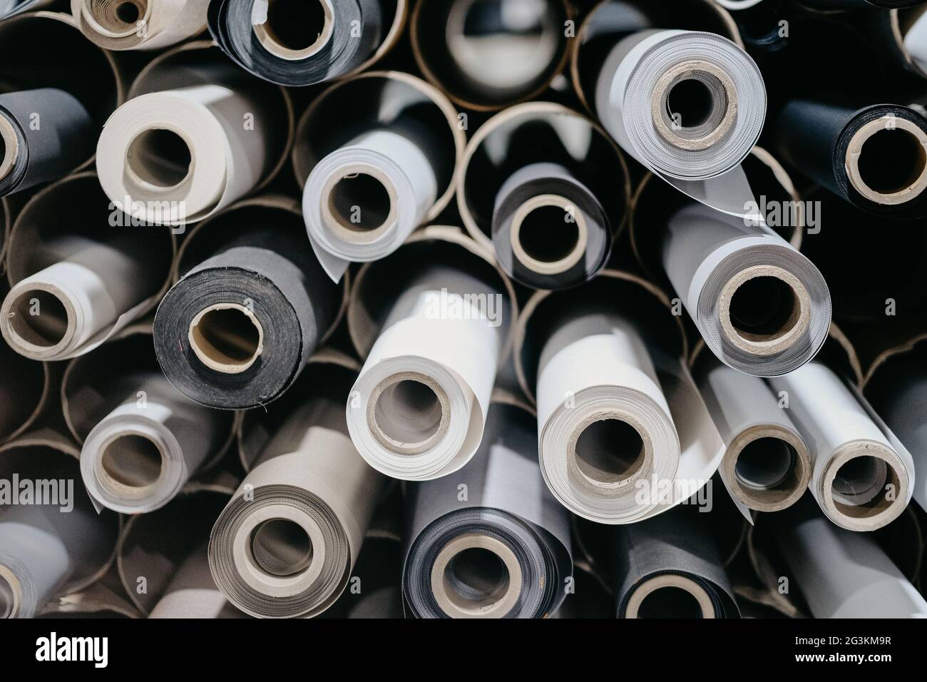 Cierre de rollos de tela y tela para persianas enrollables en una fábrica  Fotografía de stock - Alamy