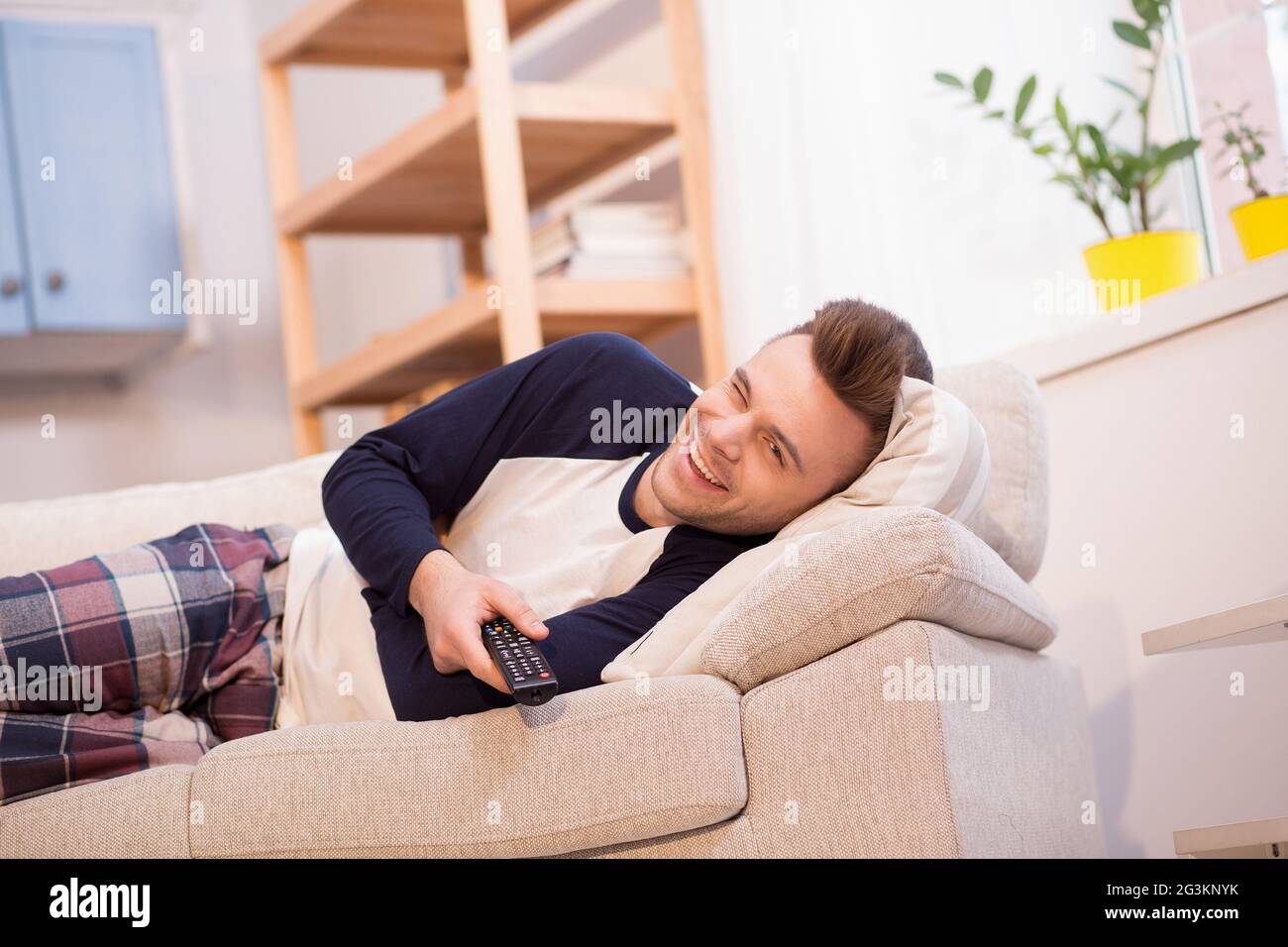 Feliz perezoso marido acostado en cama no funciona. Foto de stock