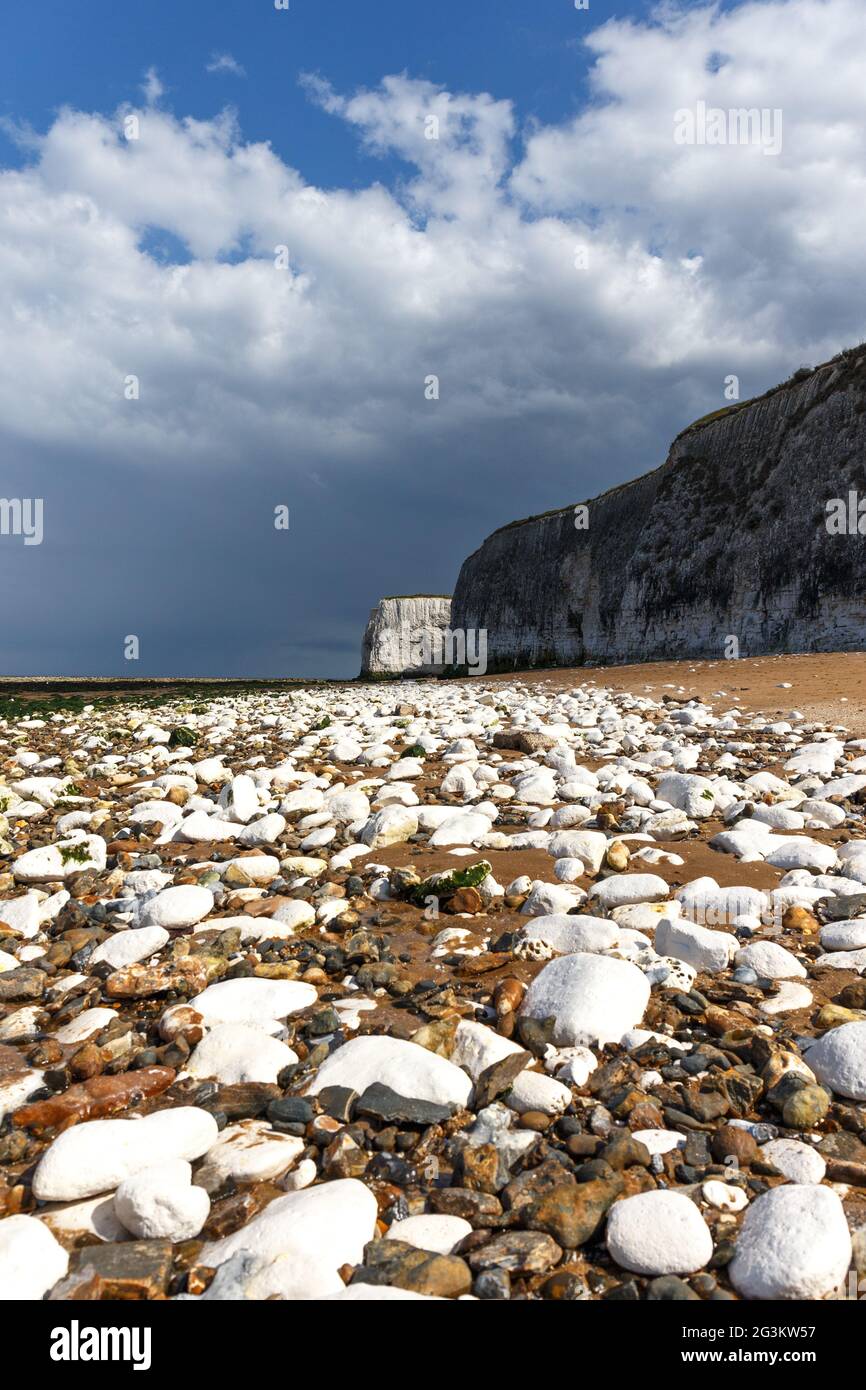 Piedras de tiza blanca que se muestran en marea baja, playa de Botany Bay, Broadstairs, Kent, Inglaterra Foto de stock