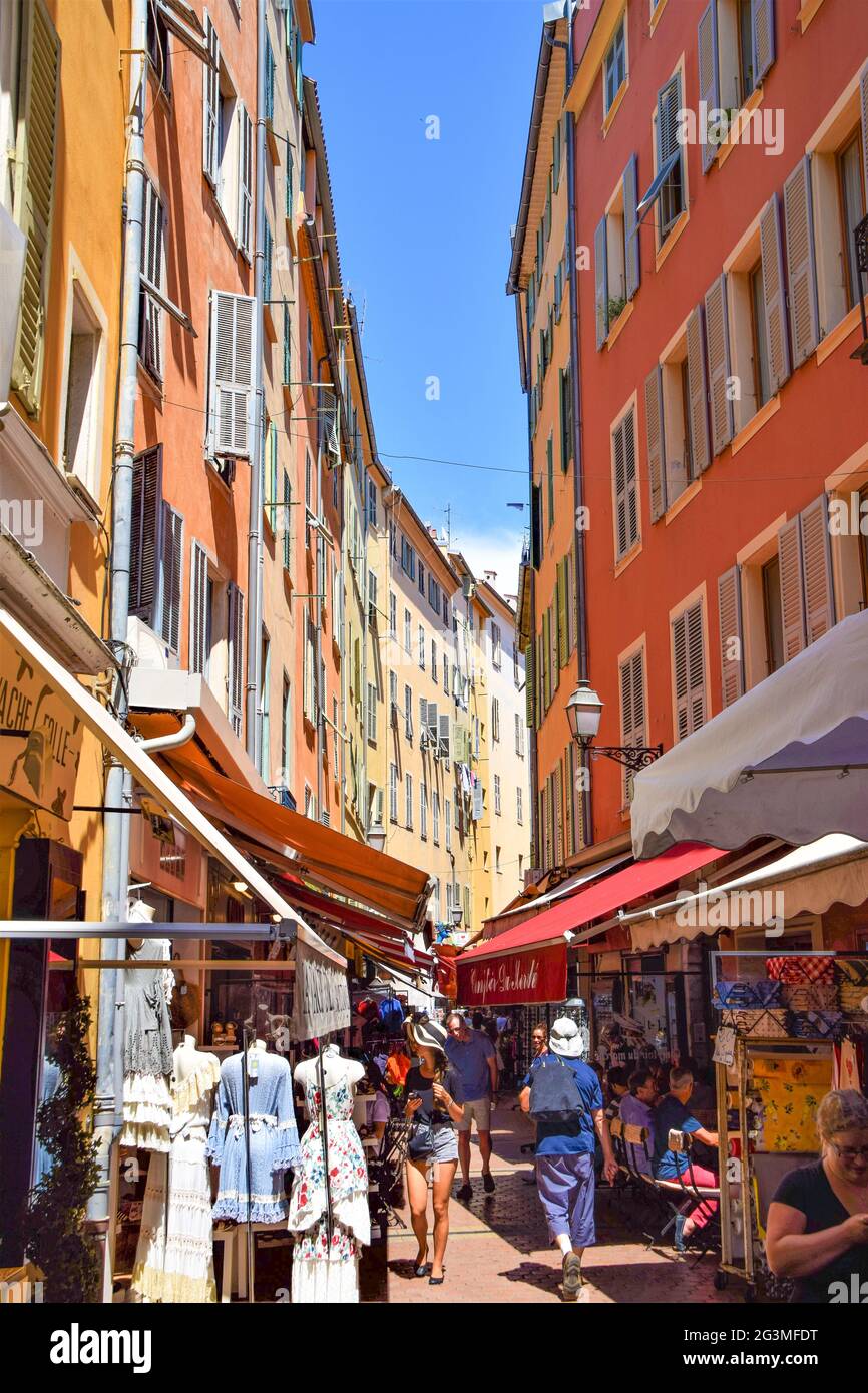 Tiendas en el casco antiguo de Niza, al sur de Francia Fotografía de stock  - Alamy