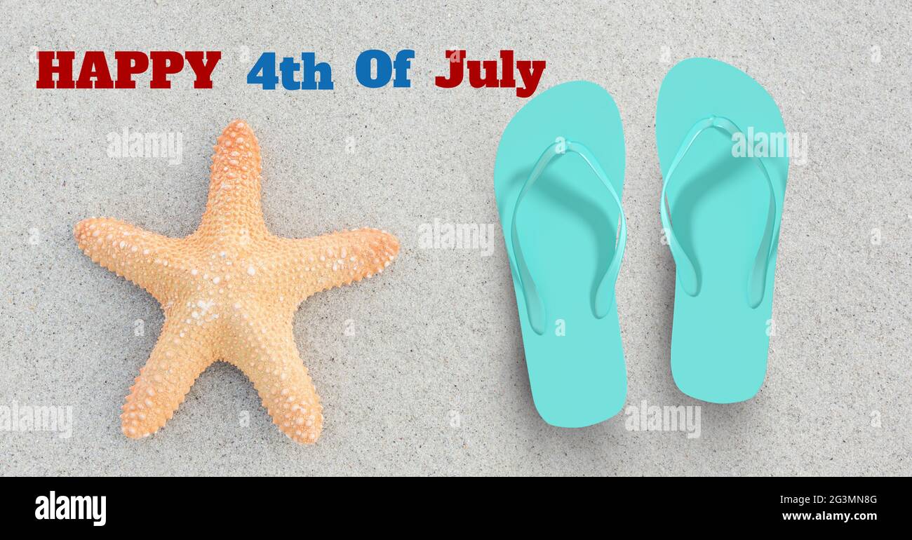 Composición del texto del feliz 4th de julio con estrellas de mar y chanclas sobre arena Foto de stock