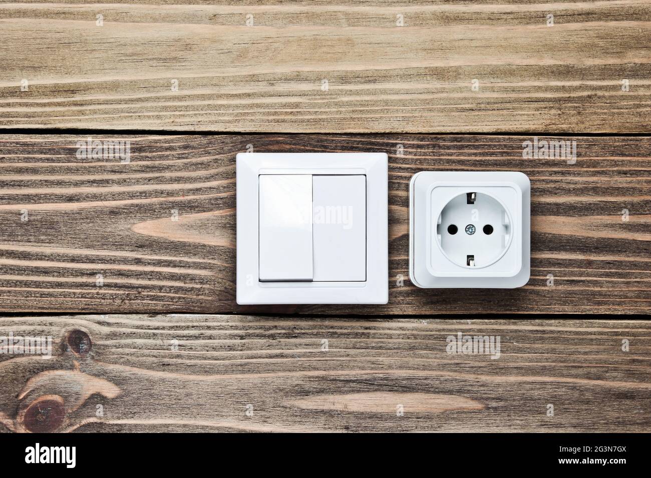 Enchufe y interruptor en pared de madera, minimalismo Fotografía de stock -  Alamy