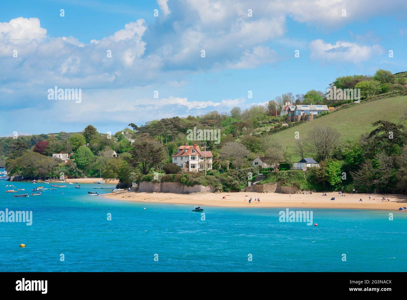 Vacaciones en la playa del Reino Unido, vista en verano de la playa en East Portlemouth en el estuario de Salcombe, South Hams, Devon, Inglaterra, Reino Unido Foto de stock