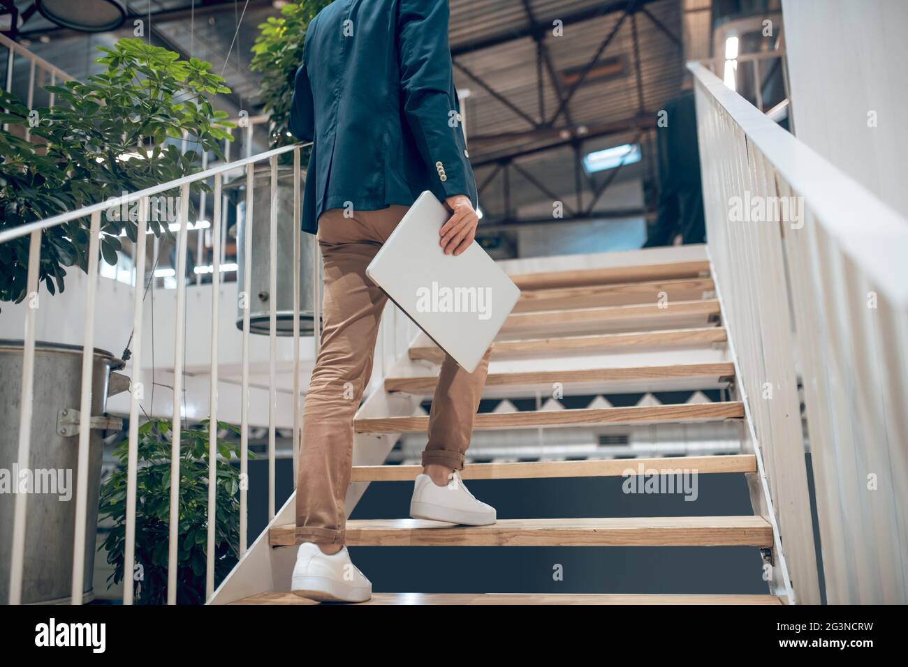 Hombre subiendo escaleras fotografías e imágenes de alta resolución Alamy