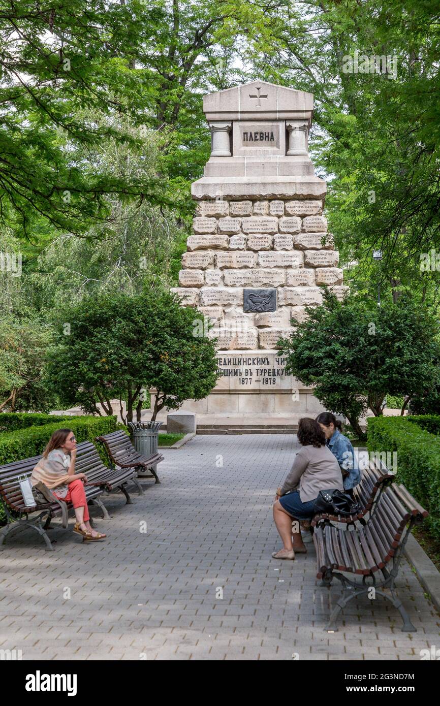 SOFÍA, BULGARIA - 11 DE JUNIO de 2021: El Monumento del Médico Caído, conocido como el Monumento al Doctor en el centro de Sofía. Foto de stock