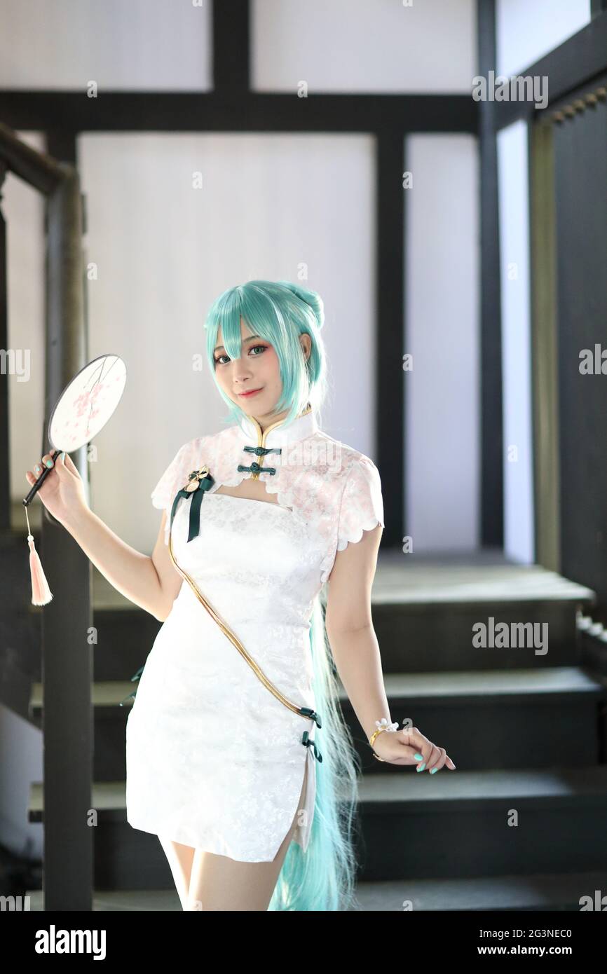 Japón anime cosplay retrato de una chica con vestido chino traje en el  jardín chino Fotografía de stock - Alamy