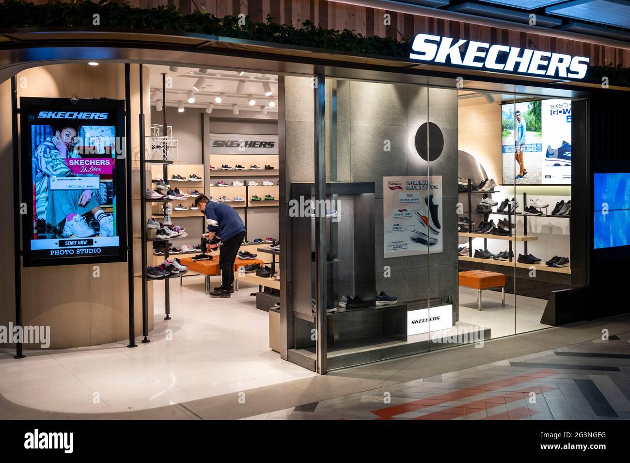 Estilo de vida americano y de calzado de alto rendimiento, tienda Skechers en Hong Kong Fotografía de stock - Alamy