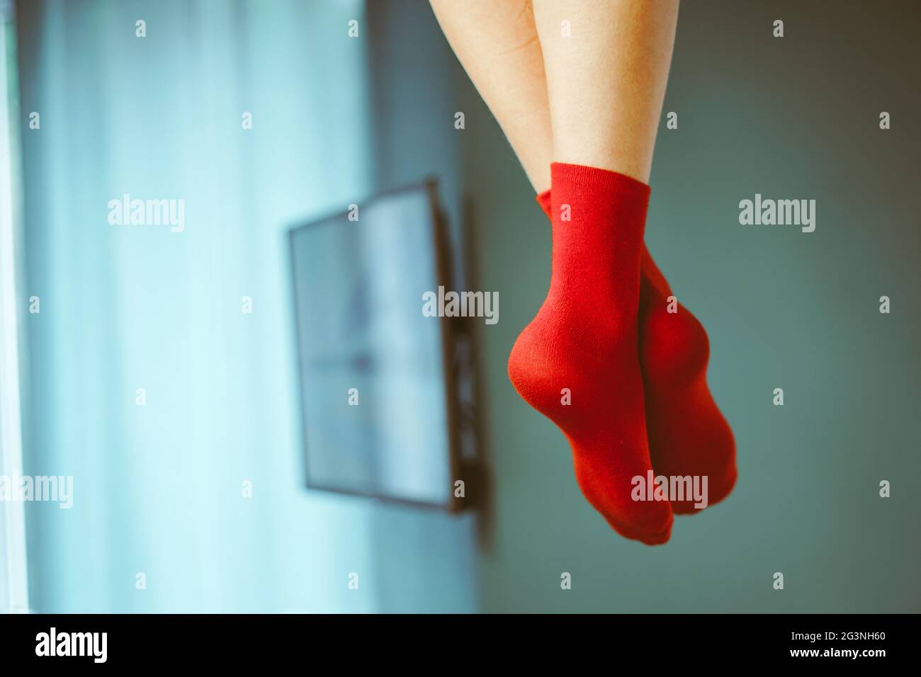 piernas de mujer en calcetines rojos colgando de la cama, camas de dos  pisos Fotografía de stock - Alamy
