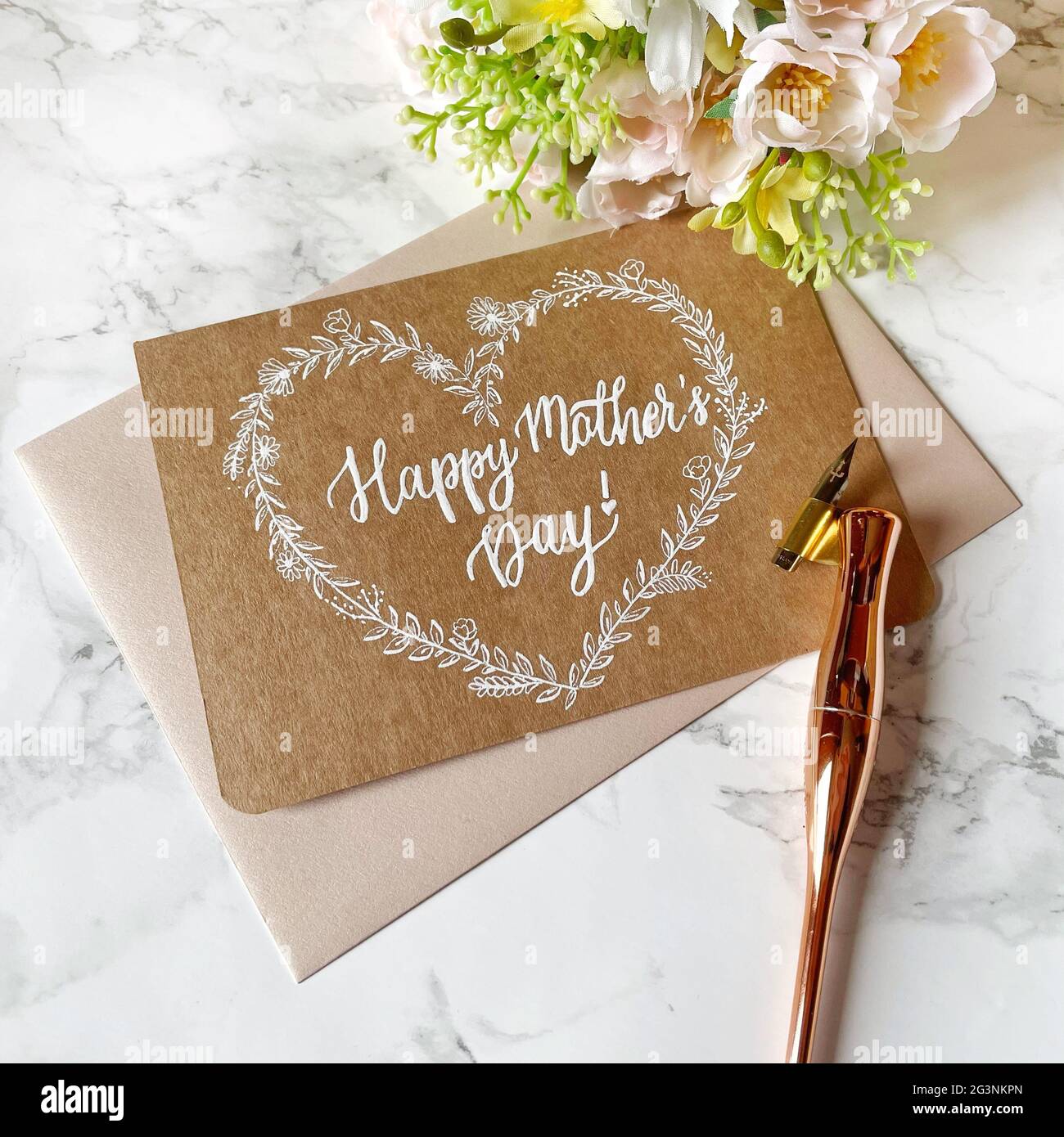 Tarjeta del Día de la Madre feliz en papel Kraft con tinta blanca y  bolígrafo puntiagudo con sobre Fotografía de stock - Alamy