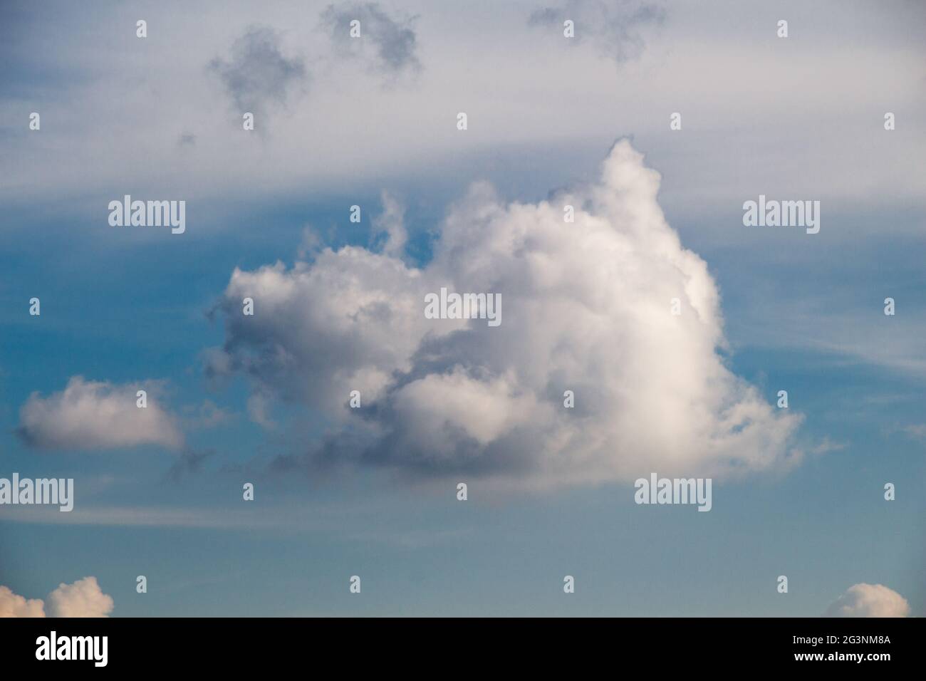 Nubes oscuras y grises encontradas en el cielo Foto de stock