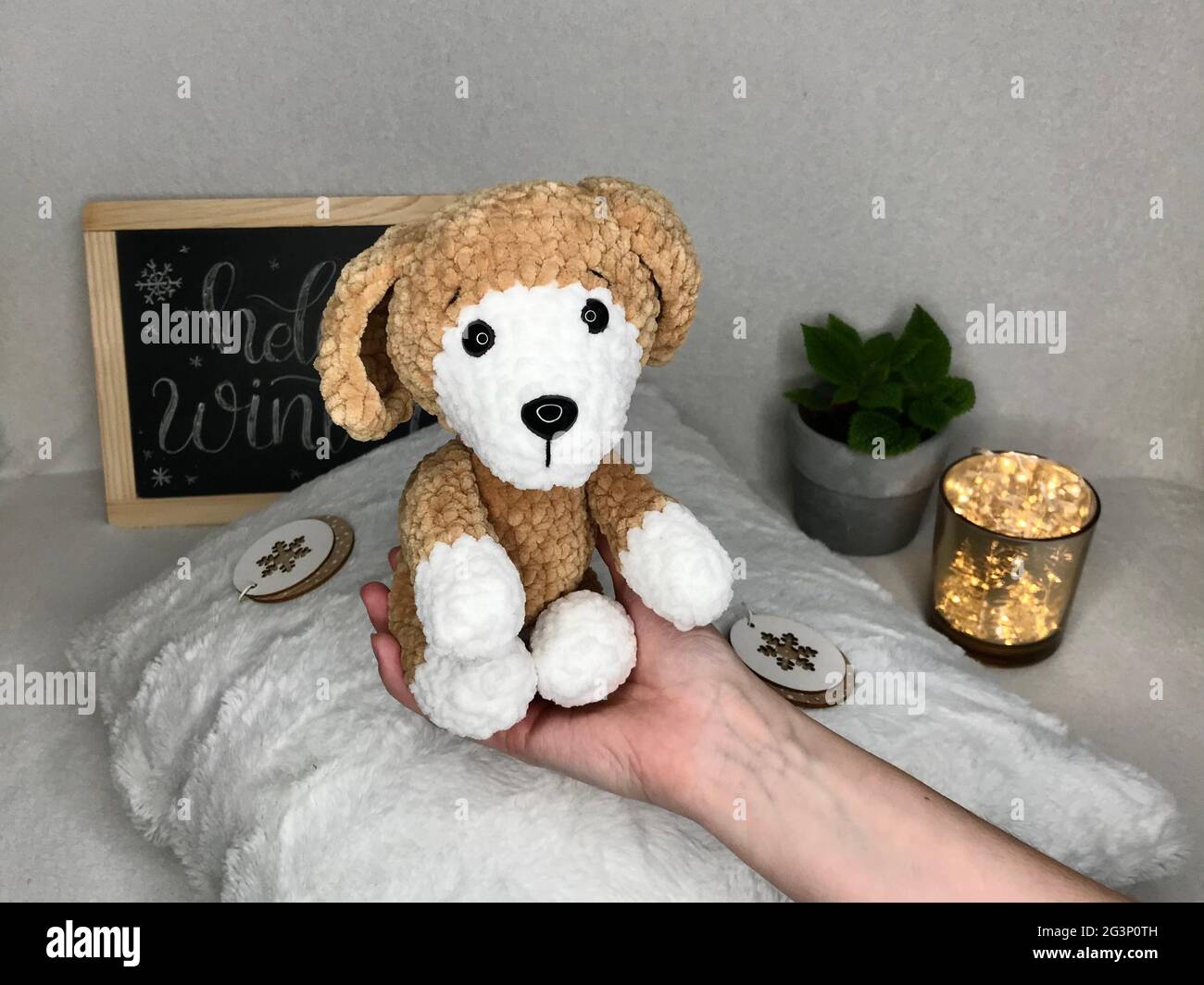 Juguete de ganchillo hecho a mano - Juguete relleno Amigurumi - Perro cachorro Foto de stock