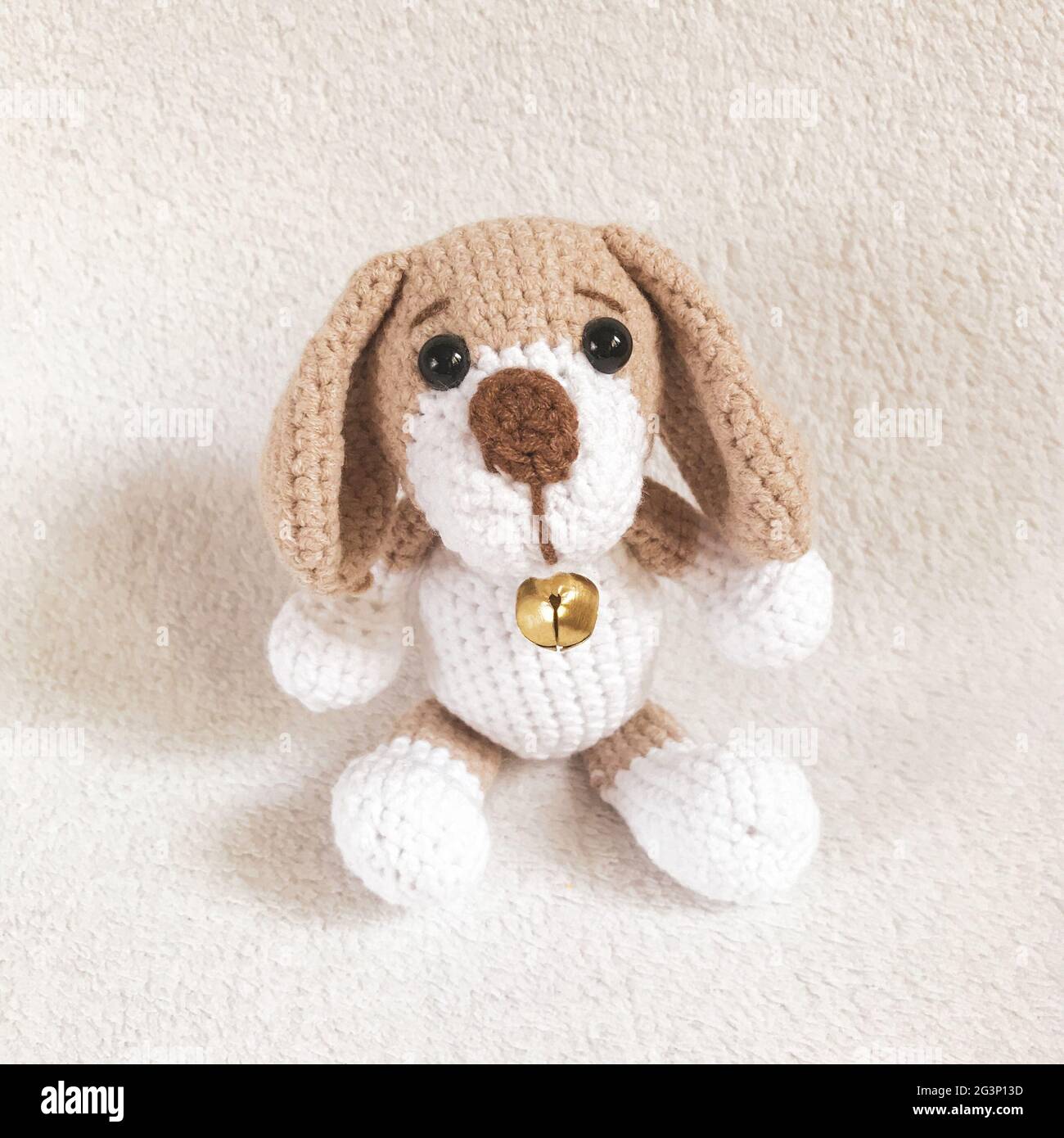 Juguete de ganchillo hecho a mano - Juguete relleno Amigurumi - Rudolph el  reno de nariz roja Fotografía de stock - Alamy