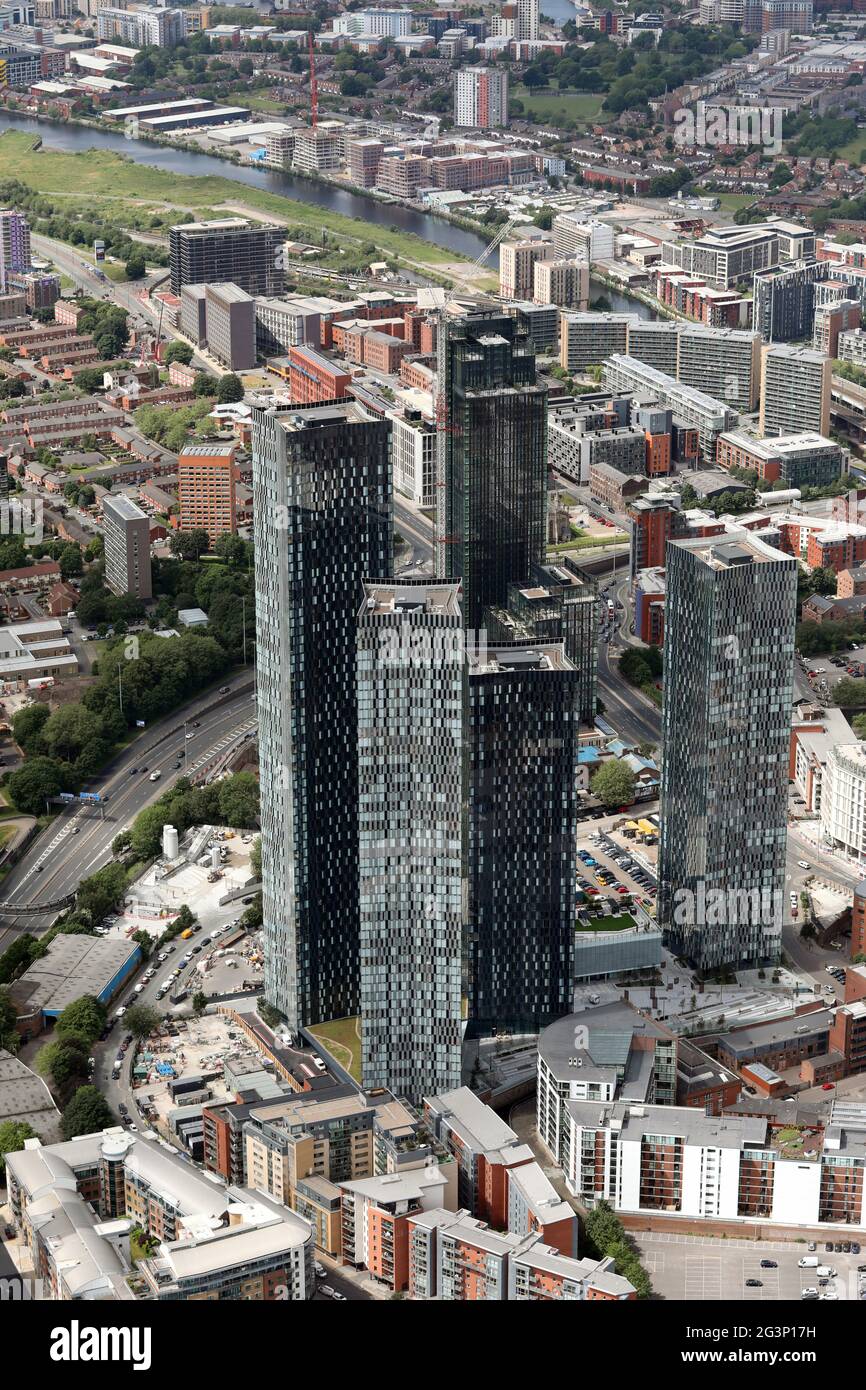 Vista aérea del desarrollo de los rascacielos Deansgate Square (Owen Street) del centro de Manchester Foto de stock