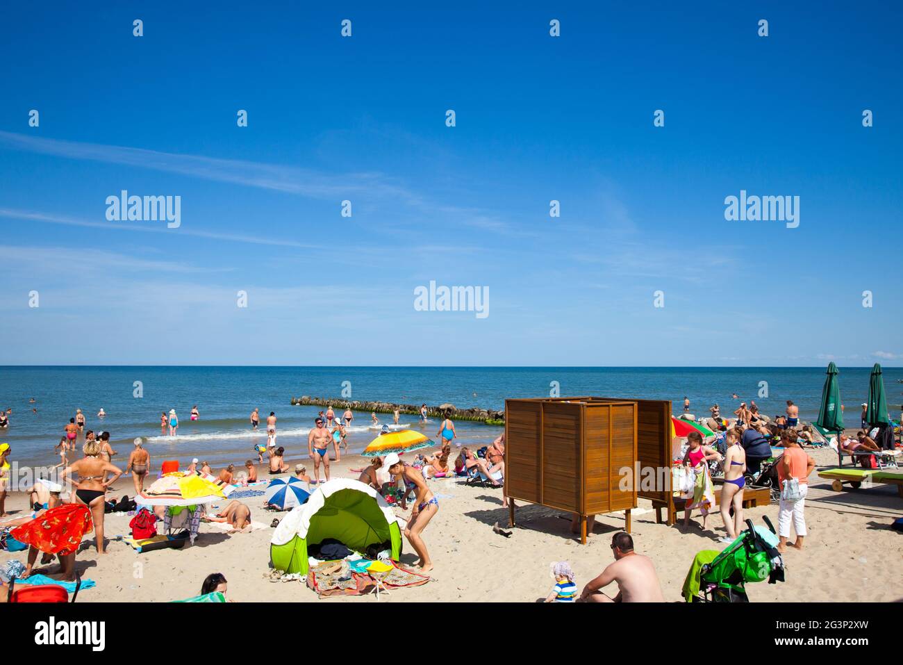 Zelenogradsk, Rusia - Agosto 17, 2017: una multitud de bañistas en la playa de Zelenogradsk situado en la costa del Mar Báltico, Rusia. Foto de stock