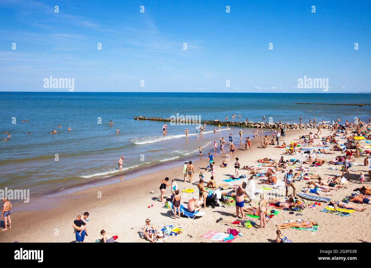 Zelenogradsk, Rusia - Agosto 17, 2017: una multitud de bañistas en la playa de Zelenogradsk situado en la costa del Mar Báltico, Rusia. Foto de stock