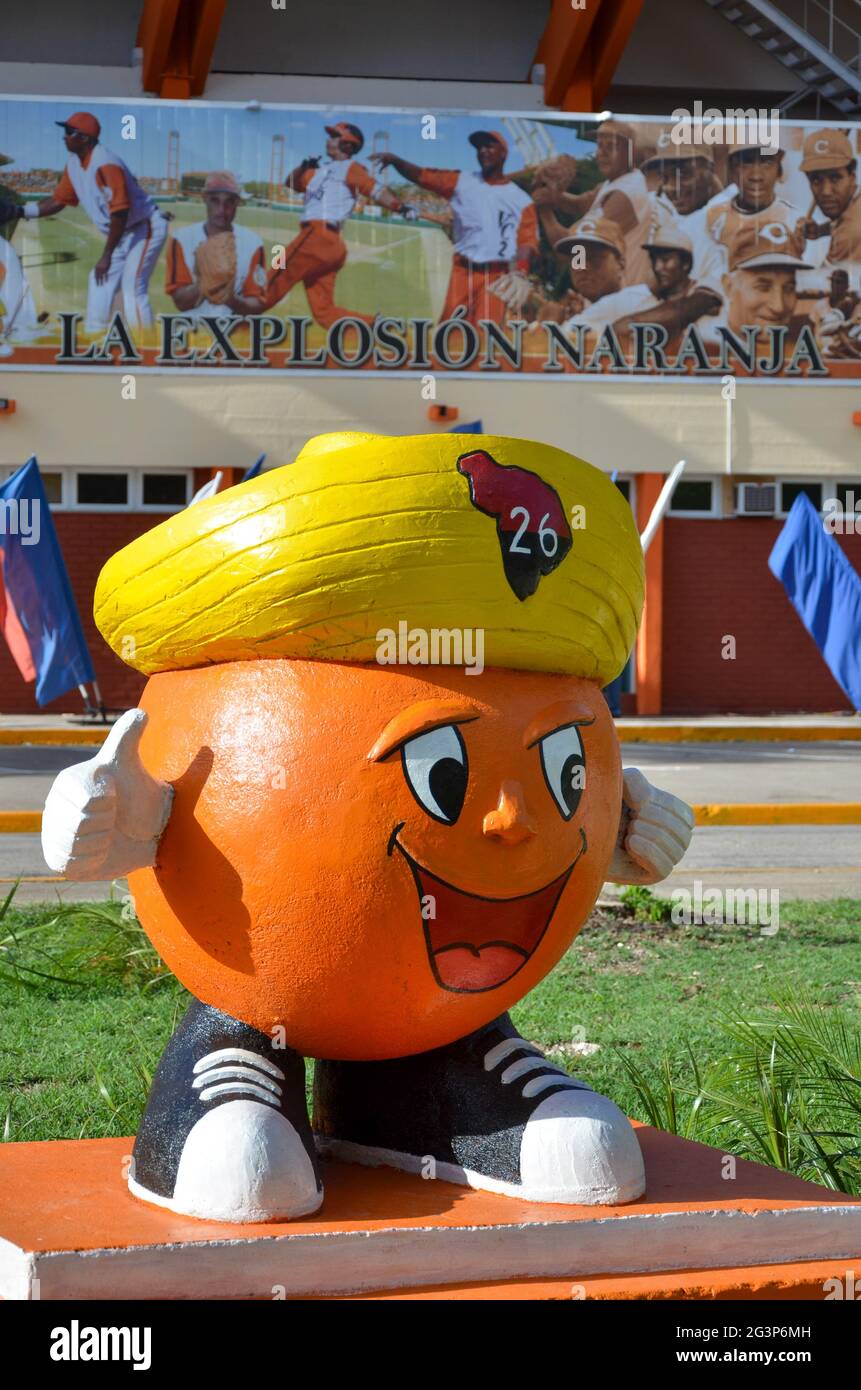 La mascota del equipo de béisbol de Villa Clara fuera del estadio Augusto César Sandino. Foto de stock