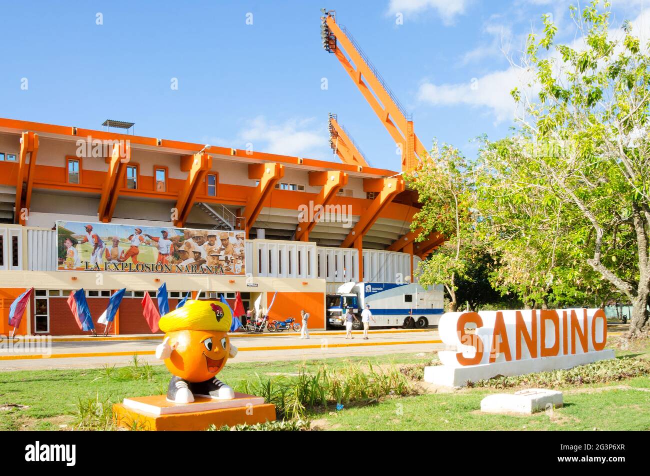 Augusto César Sandino estadio provincial con la mascota del equipo de béisbol Foto de stock