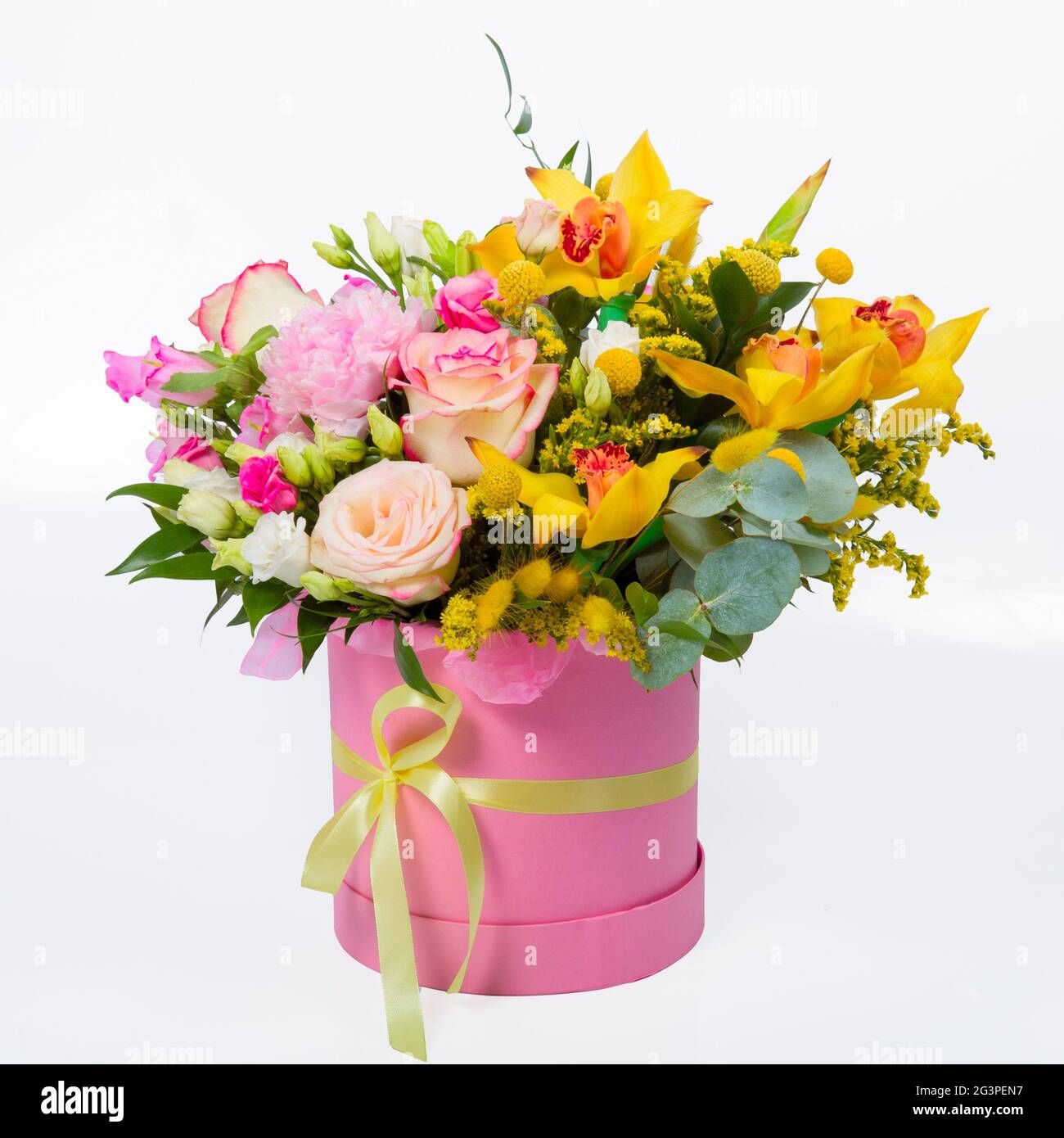 Arreglo floral en una caja de sombrero, una olla de rosa para una chica en  un regalo con rosas, orquídeas. Ramo de hermosas flores en el cil  Fotografía de stock - Alamy