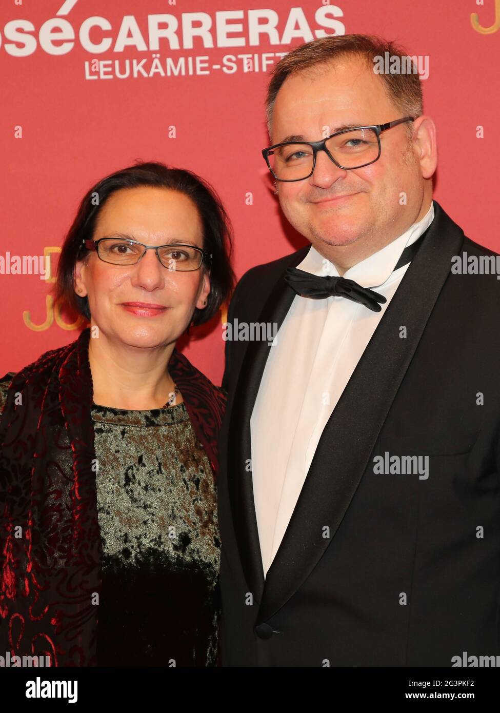 El actor alemán Michael Trischan con su esposa en la JosÃ Carreras Gala Leipzig 25th el 12.12.2019 Foto de stock