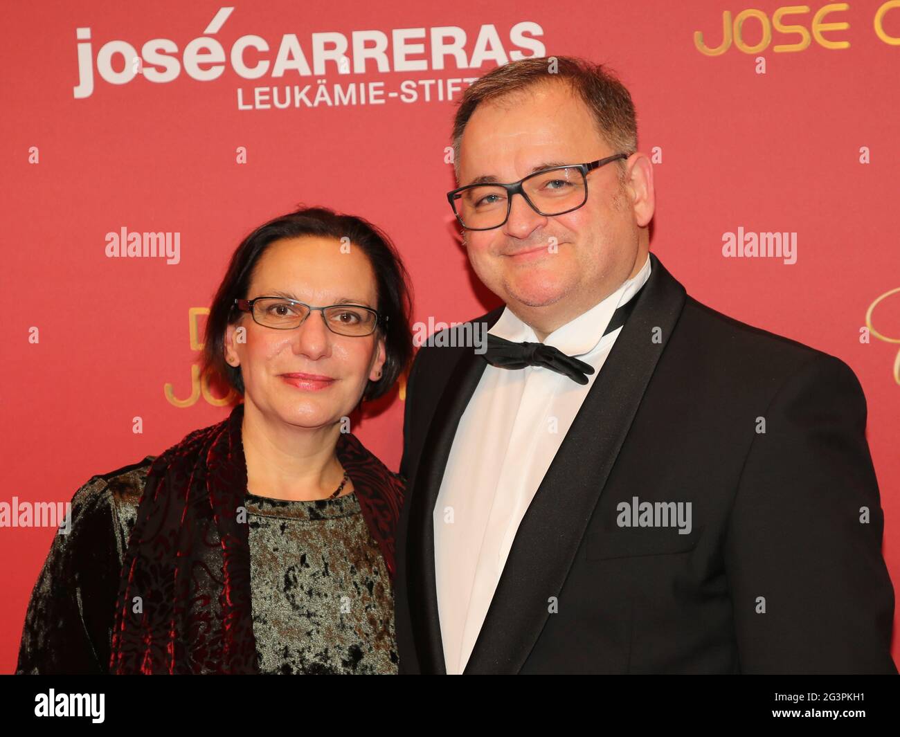 El actor alemán Michael Trischan con su esposa en la JosÃ Carreras Gala Leipzig 25th el 12.12.20192 Foto de stock