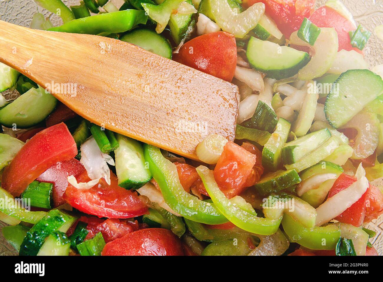 Ensalada de verduras frescas jugosas de cerca. Un aperitivo saludable. Foto de stock