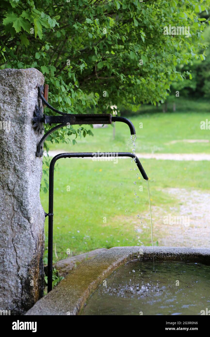 Fontaine d'eau potable. Contamines-Montjoie. Alta Saboya. Auvernia-Rhône-Alpes. Francia. Foto de stock