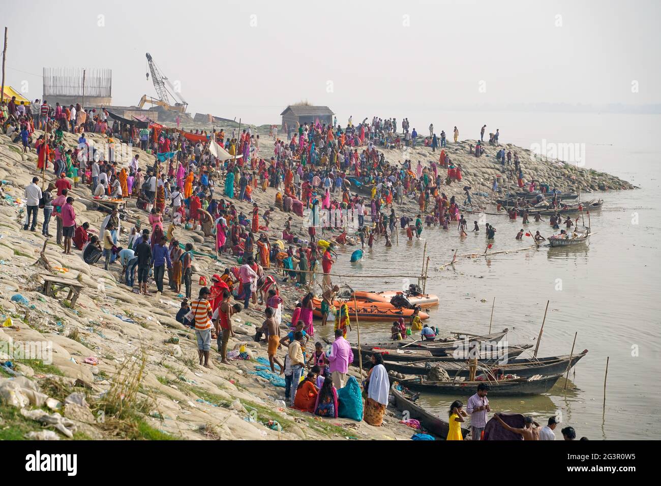 Varanasi/India-09.11.2018:La gente lavando en agua santa de Ganga Foto de stock