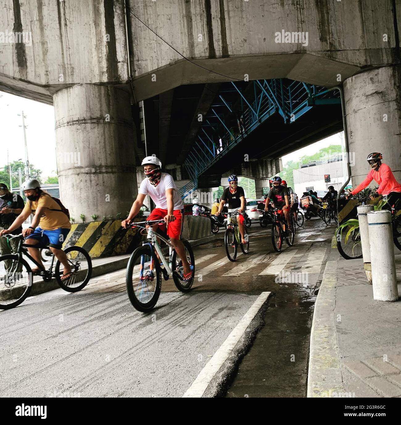 Los voluntarios cuentan bicicletas en algunas de las carreteras más transitadas de Metro Manila, ya que recopilaron datos que ayudarán a establecer la necesidad de una cultura de bicicleta más segura y eficiente en el país. Filipinas. Foto de stock