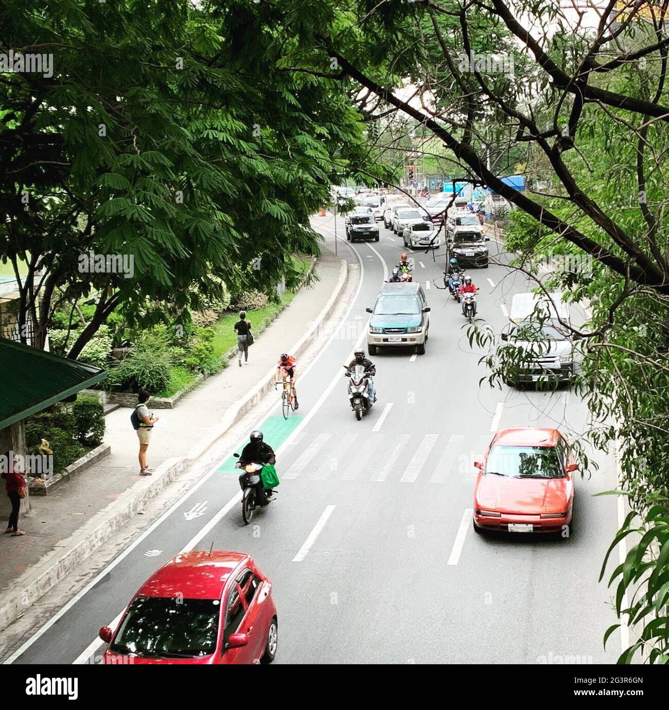 Los voluntarios cuentan bicicletas en algunas de las carreteras más transitadas de Metro Manila, ya que recopilaron datos que ayudarán a establecer la necesidad de una cultura de bicicleta más segura y eficiente en el país. Filipinas. Foto de stock