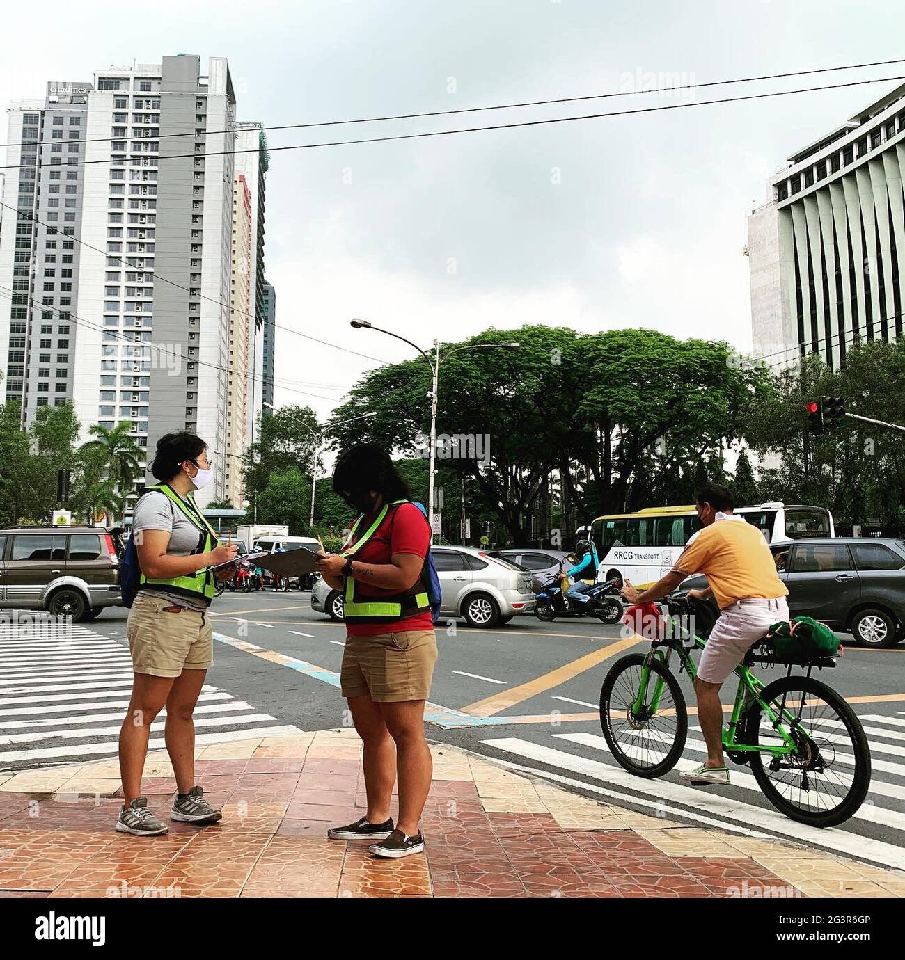 Los voluntarios cuentan bicicletas en algunas de las carreteras más transitadas de Metro Manila, ya que recopilaron datos que ayudarán a establecer la necesidad de una cultura de bicicleta más segura y eficiente en el país. Filipinas. Foto de stock