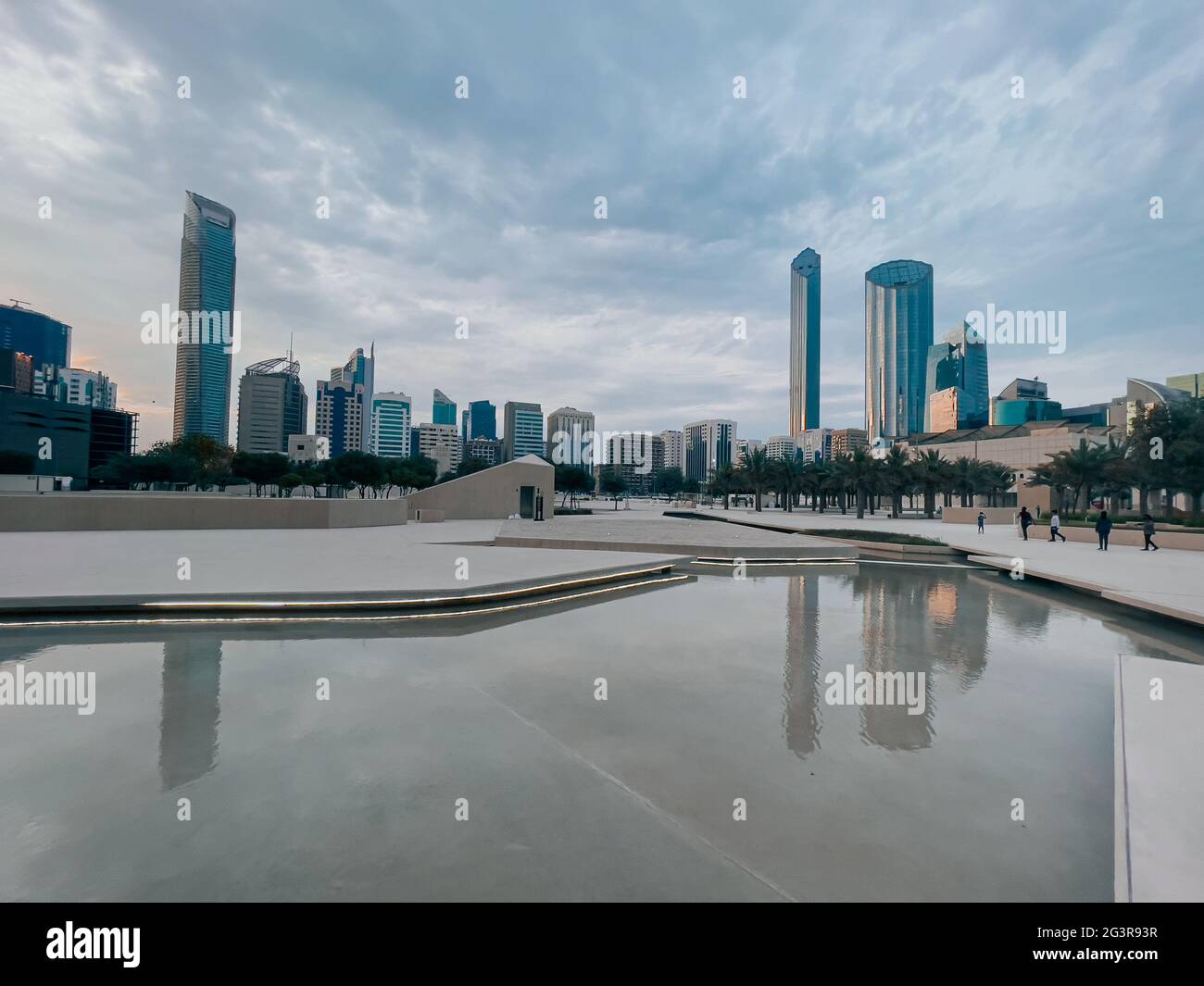 Diseño de la arquitectura de la ciudad moderna | famosos rascacielos de la ciudad de Abu Dhabi con bellas nubes | World Trade Center hitos | EAU Foto de stock
