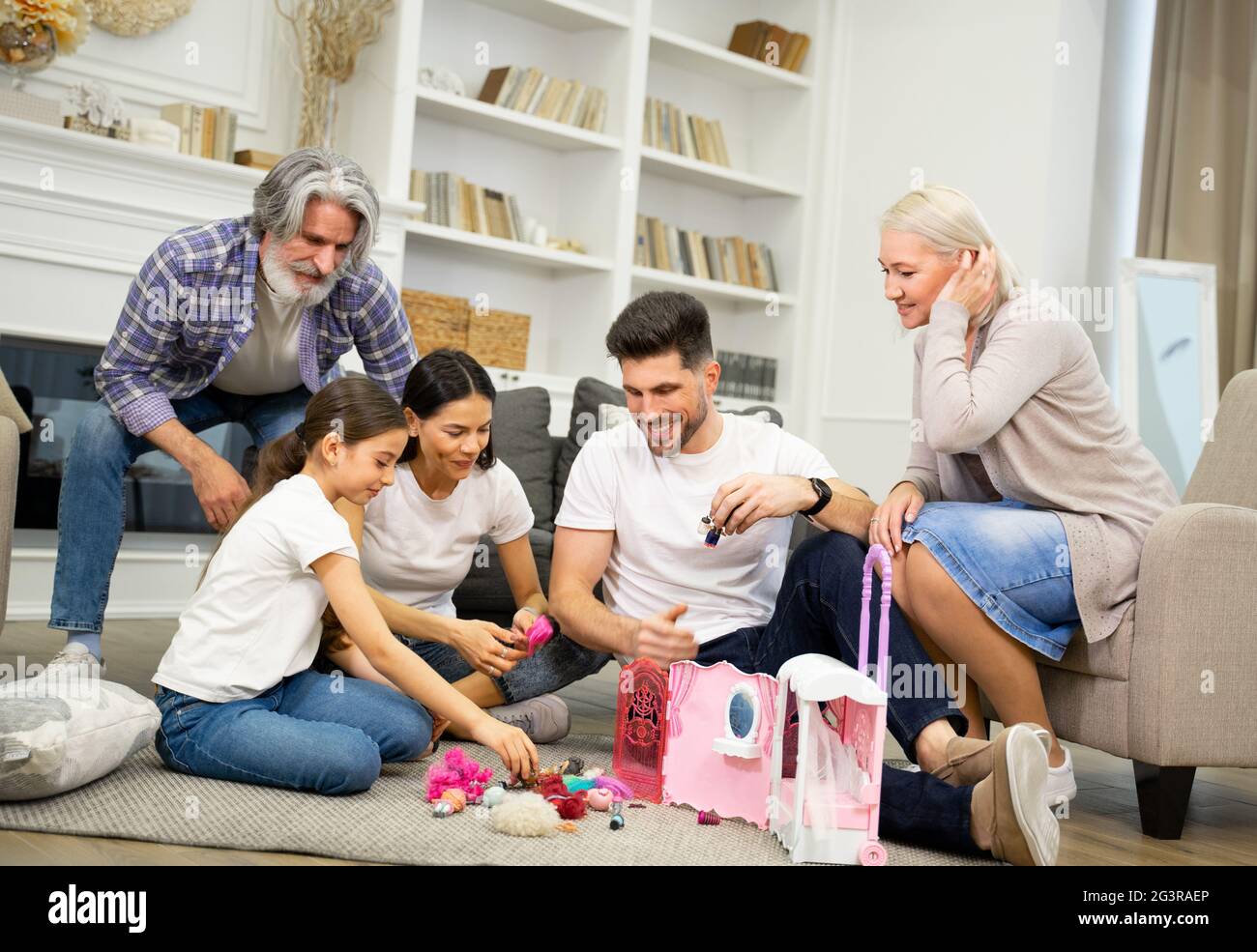 Familia Multigeneracional Sonriendo Fotos E Imágenes De Stock Alamy