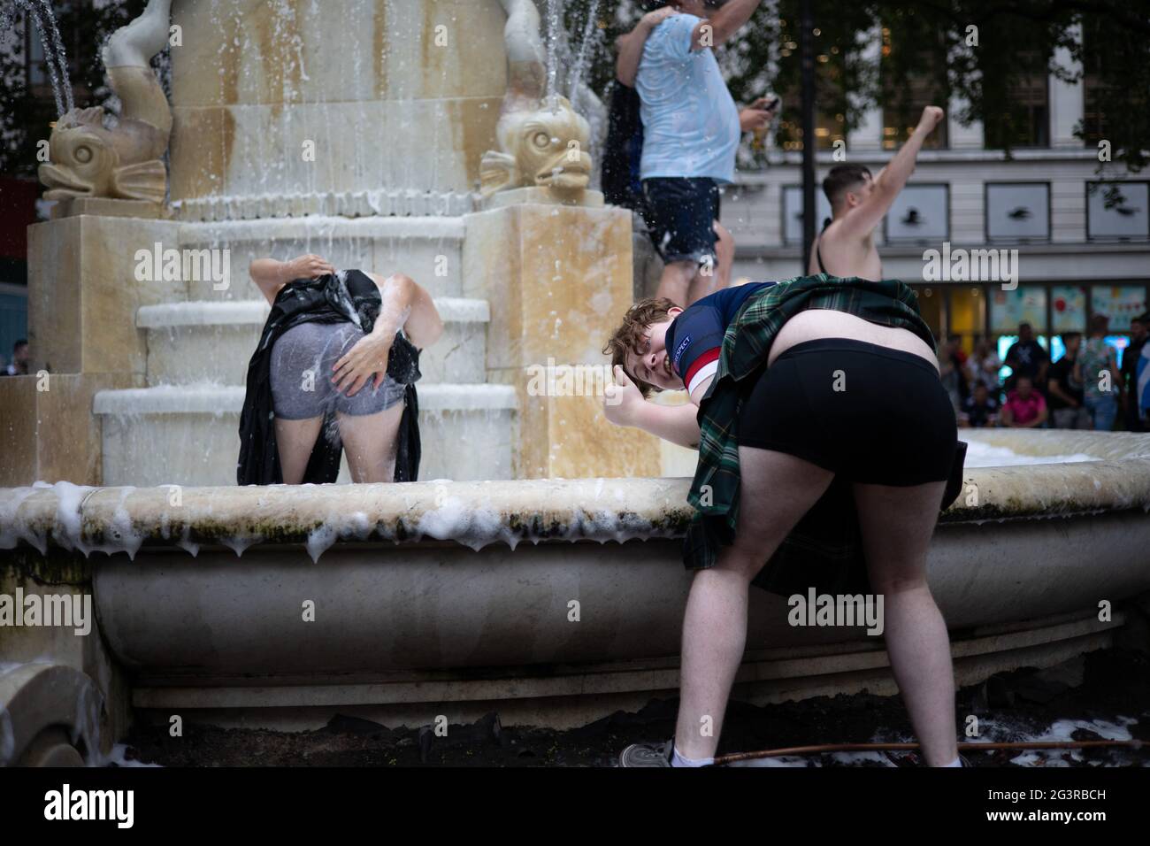 Londres, Reino Unido. 17th de junio de 2021. Los aficionados al fútbol apoyan a Escocia en los hornos tradicionales escoceses. Crédito: Yuen Ching Ng/Alamy Live News Foto de stock