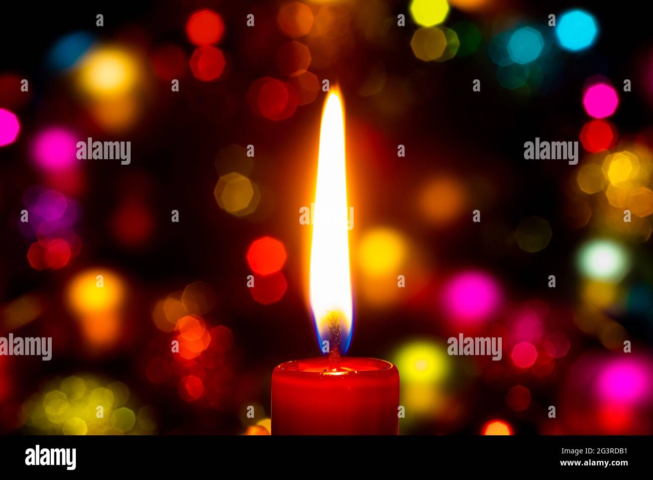 Vela mecha, vela de Navidad, primer advenimiento, vela encendida, bokeh  suave, luz de velas, llama, noche santa Fotografía de stock - Alamy