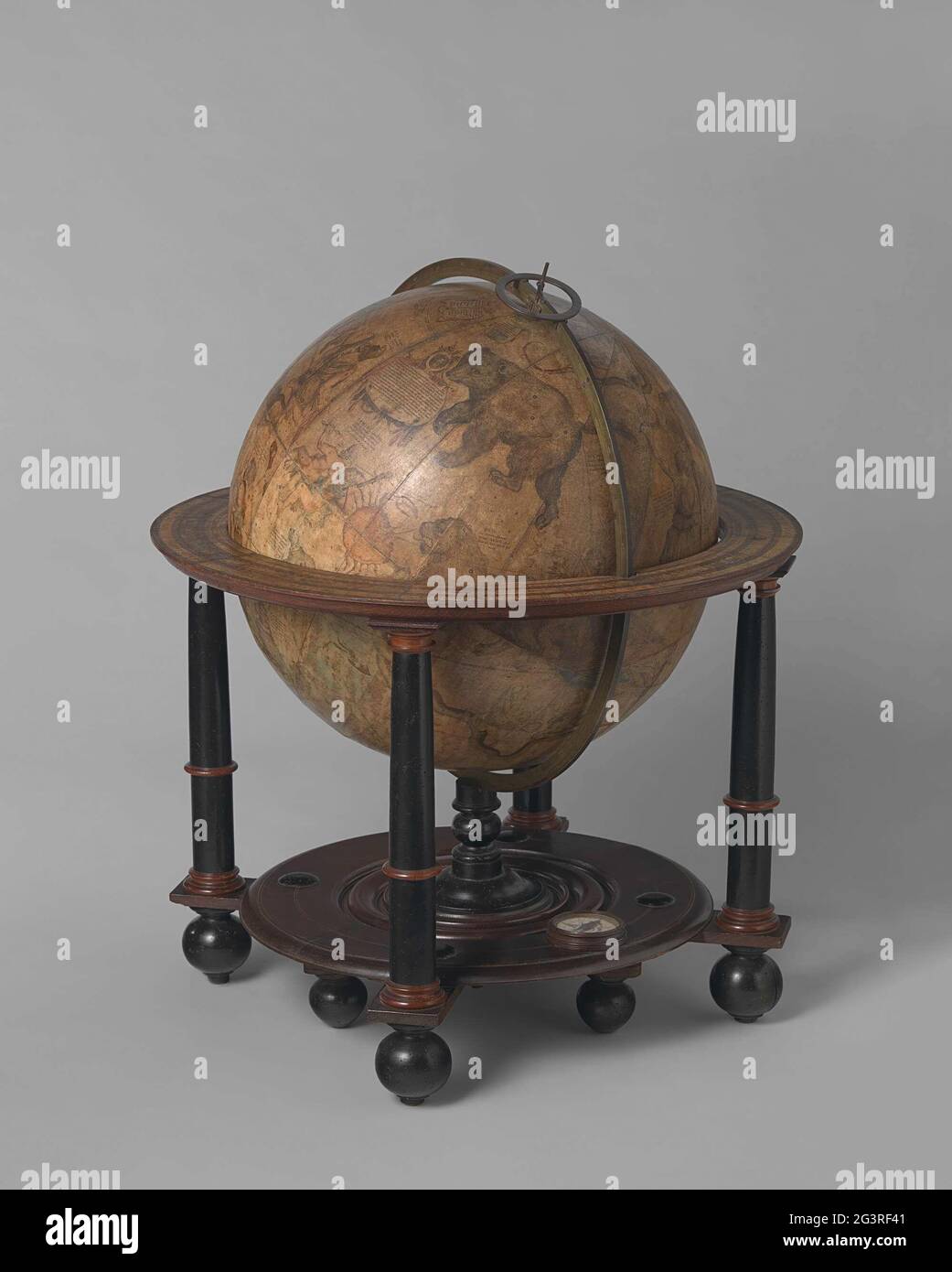 Globo celeste. En el siglo 17th, era costumbre vender globos en pares. Un  globo celeste muestra los planetas y las constelaciones. Los cartógrafos  confiaron en los marineros para proporcionarles los registros que