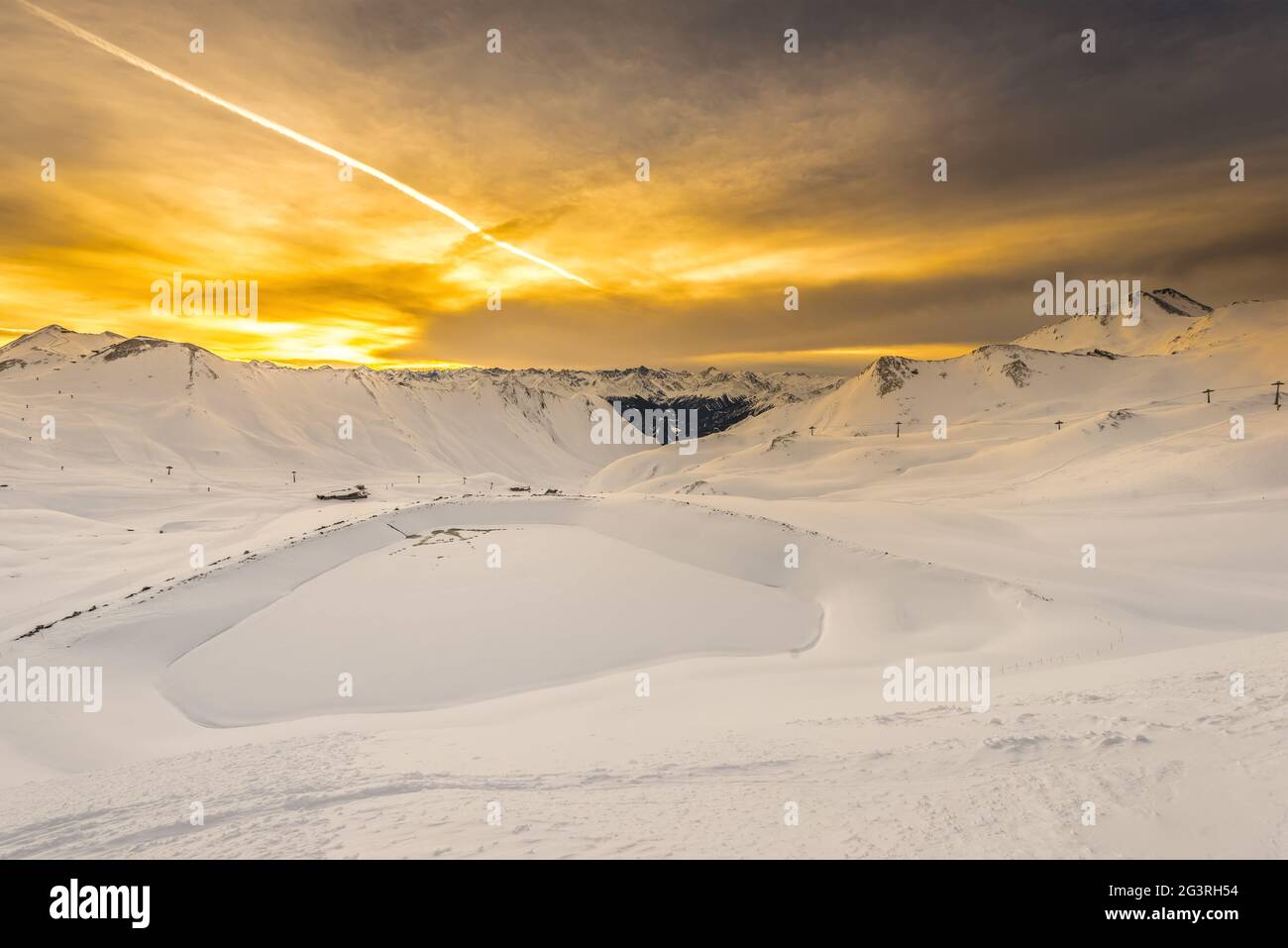 Ã–sterreich Tirol Serfaus Schnee Alpen Furgler Kaunertal Gipfel winterurlaub moody sky Foto de stock