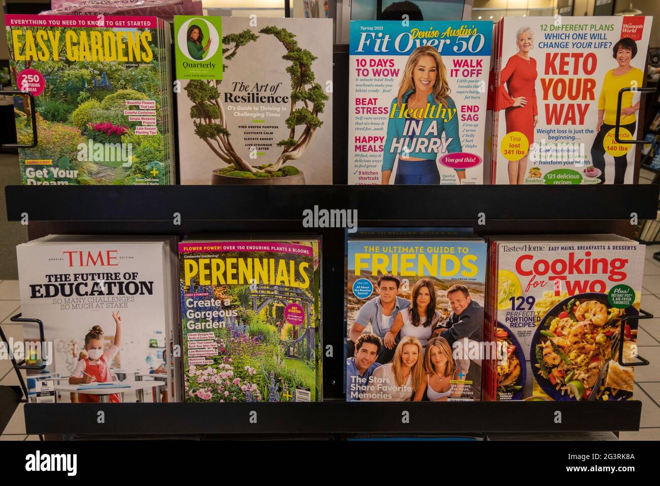 Estante para revistas en Barnes & Noble Booksellers con una variedad de  portadas de revistas, NYC, USA Fotografía de stock - Alamy