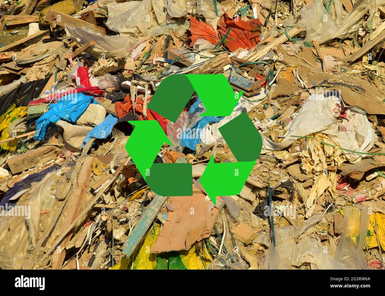 Basurero con residuos de construcción. Eliminación de basura y desechos