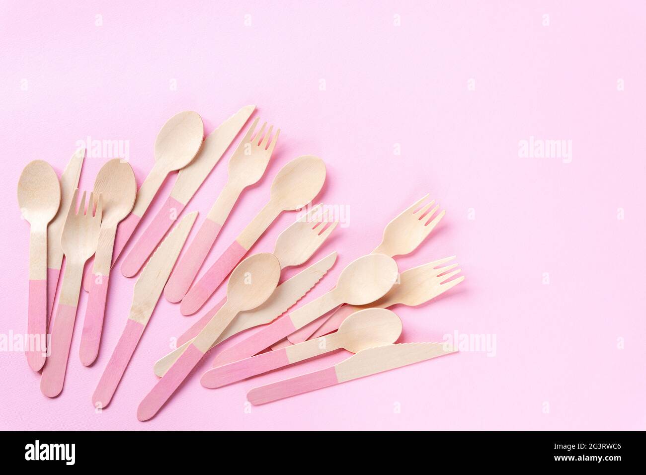 Cucharas desechables de bambú, tenedores y cuchillos sobre fondo rosa.  Concepto de cero residuos. Vista superior, espacio de copia Fotografía de  stock - Alamy