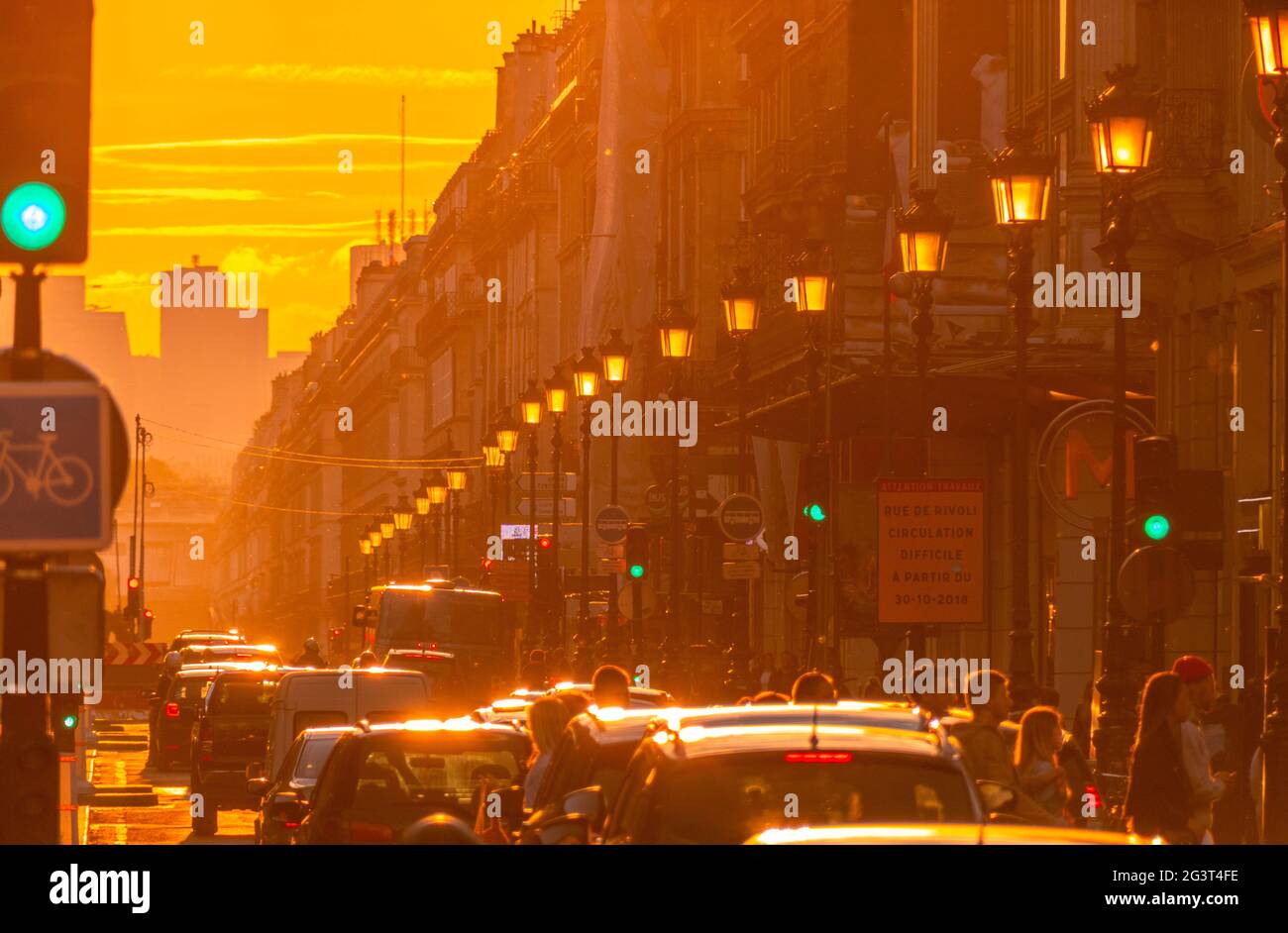 Golden Sunset en la calle de París Foto de stock