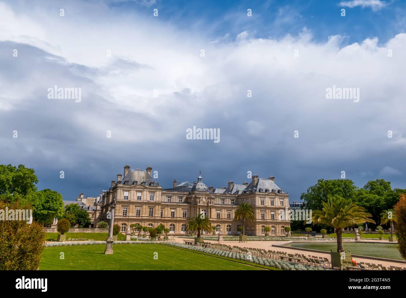 Nubes de lluvia intensa sobre el Palacio de Luxemburgo en París Foto de stock
