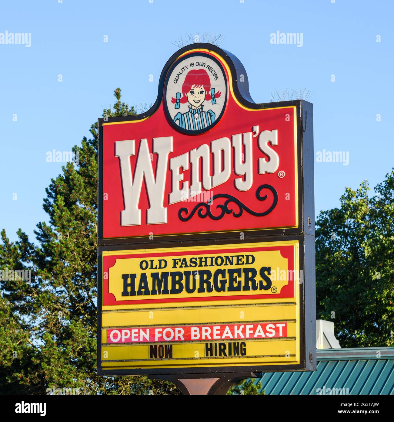 Marysville, WA, EE.UU. - 16 de junio de 2021; UNA cartelera fuera de un restaurante Wendy's en Marysville Washington anunciando el desayuno y las aperturas de trabajo Foto de stock